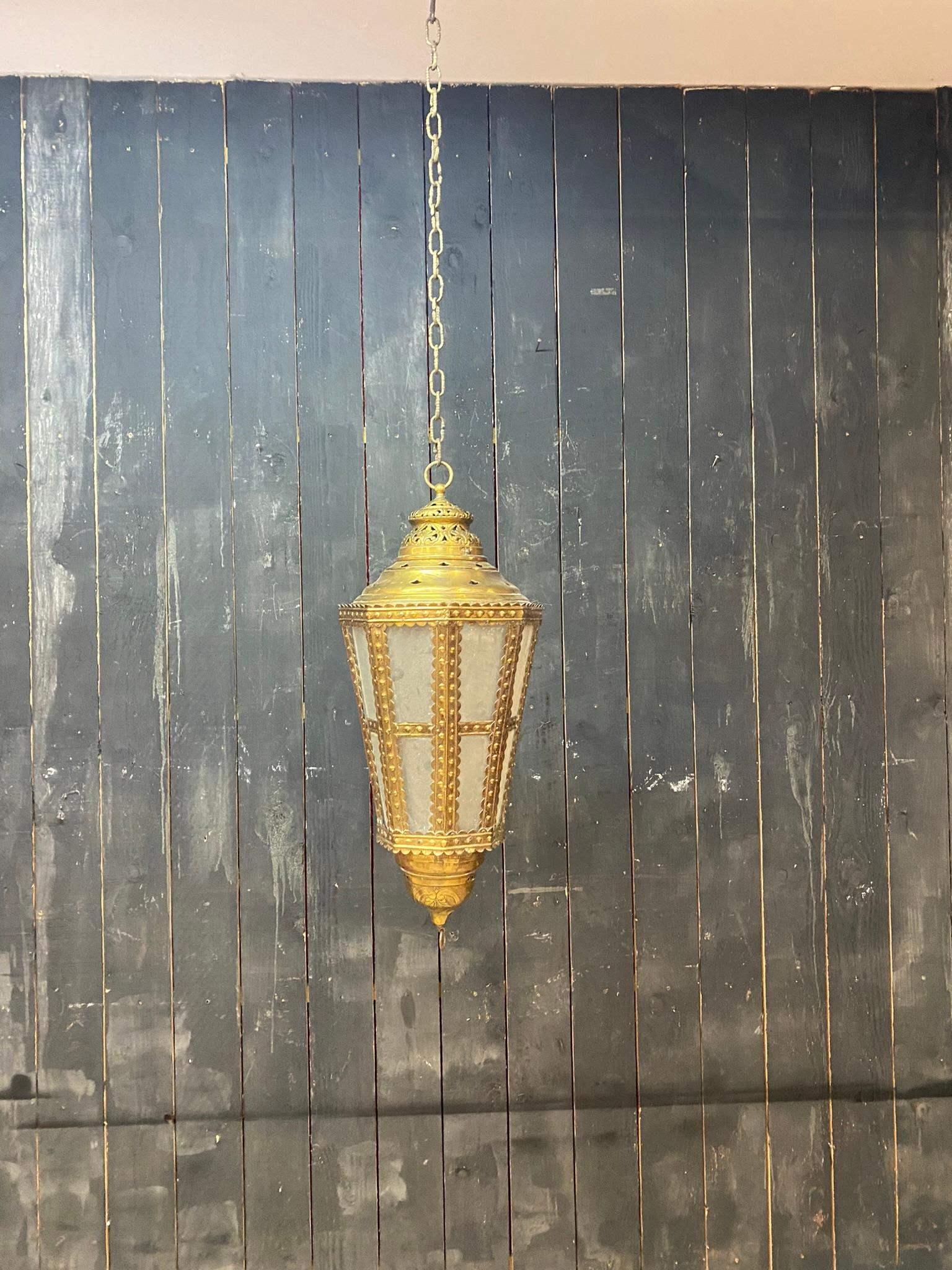 Ancienne lanterne flamande en cuivre et verre du 18e siècle, non électrifiée.
place pour une bougie,
nombreuses fissures et petites cassures, qui n'enlèvent rien au charme de cette lanterne
hauteur avec sa chaîne : 69