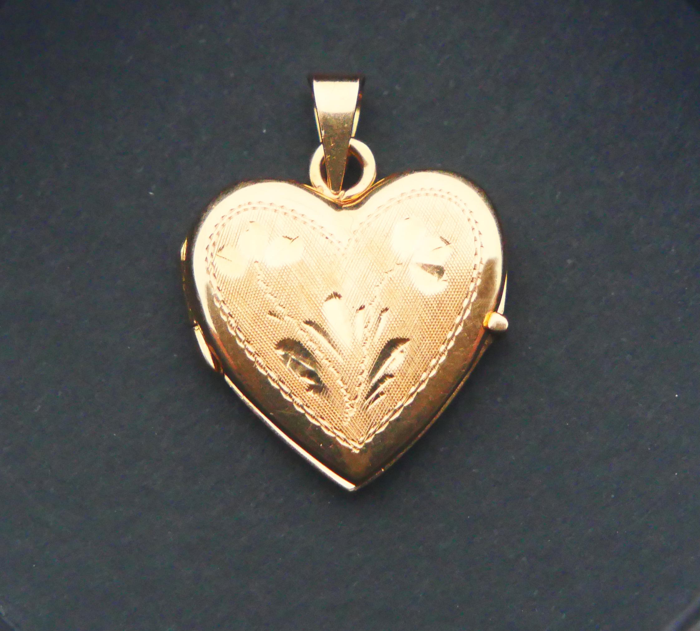 Old Floral Heart Picture Locket Pendant solid 18K Yellow Gold / 4.2 gr For Sale 6