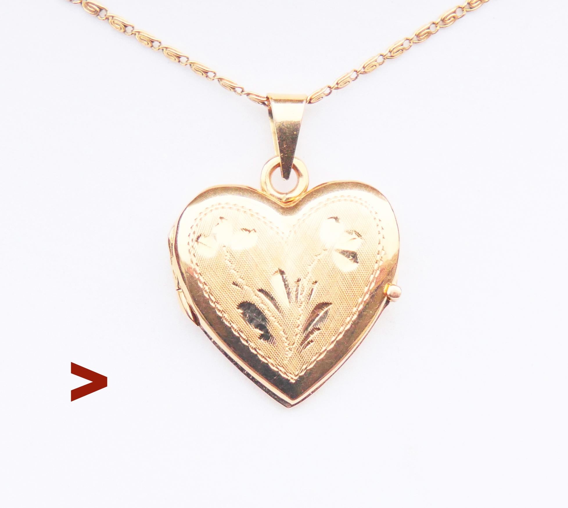 Anhänger / Medaillon aus massivem 18K Gelbgold mit floraler Hand - Gravur auf der Vorderseite. Zwei aufklappbare Abschnitte mit abnehmbaren Einfassungen für Ihre Fotos. Die Hälften öffnen und schließen sich dicht. Ausgeprägte konkave Nagelfänger auf