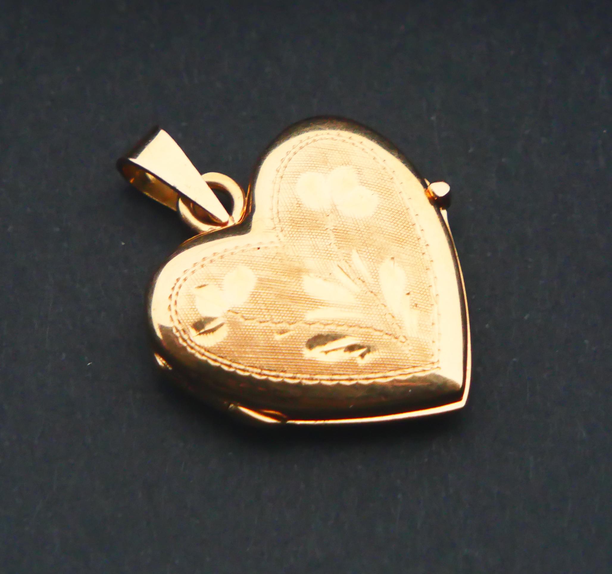 Old Floral Heart Picture Locket Pendant solid 18K Yellow Gold / 4.2 gr For Sale 5