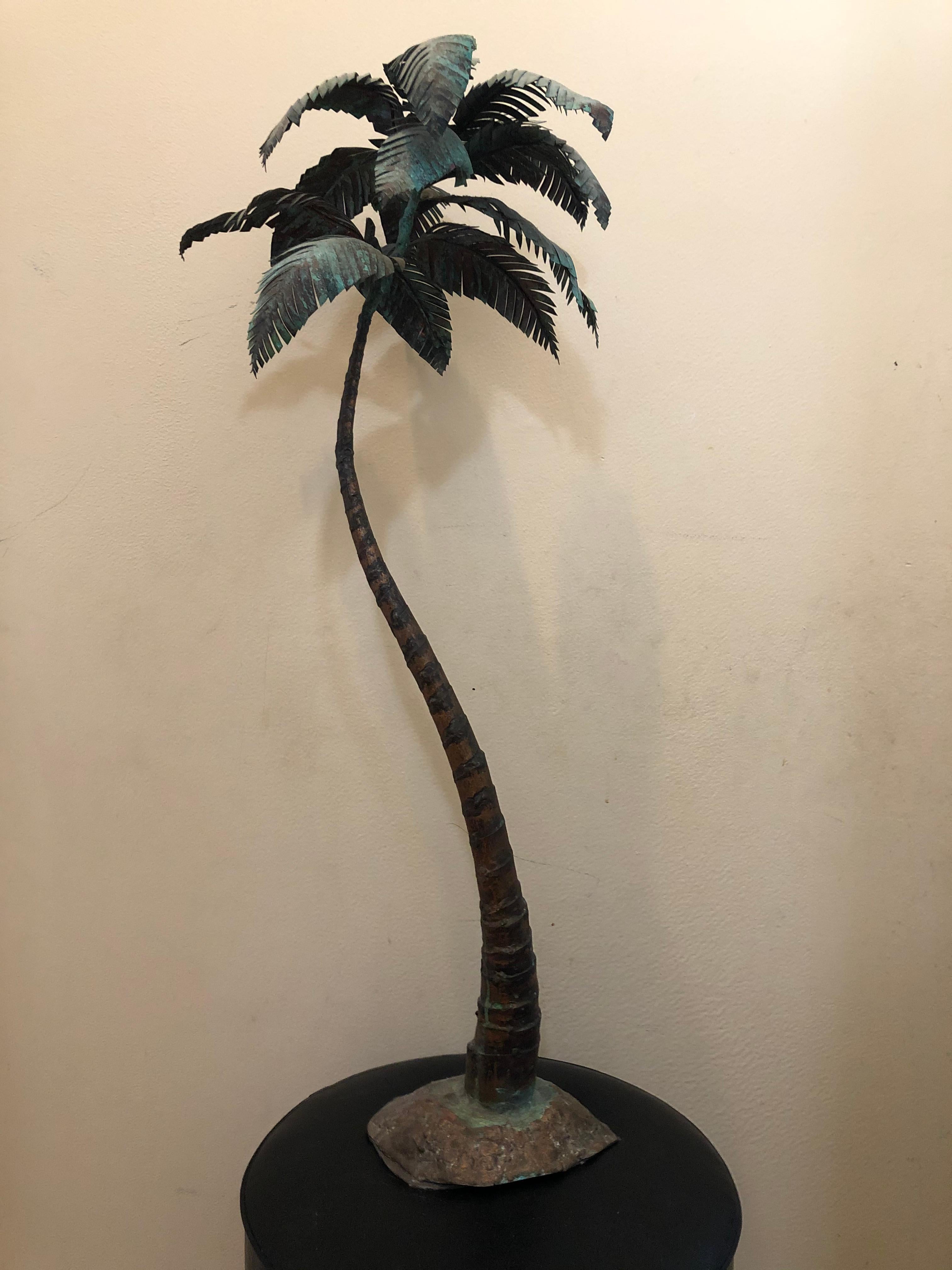 Escultura de palmera única, increíblemente detallada. Está hecho de bronce y cobre. Magnífica pátina. Mide 34 pulgadas de alto. La base mide 9 pulgadas de ancho y el tronco del árbol mide 2 1/2 pulgadas de ancho. En más de 40 años comprando y