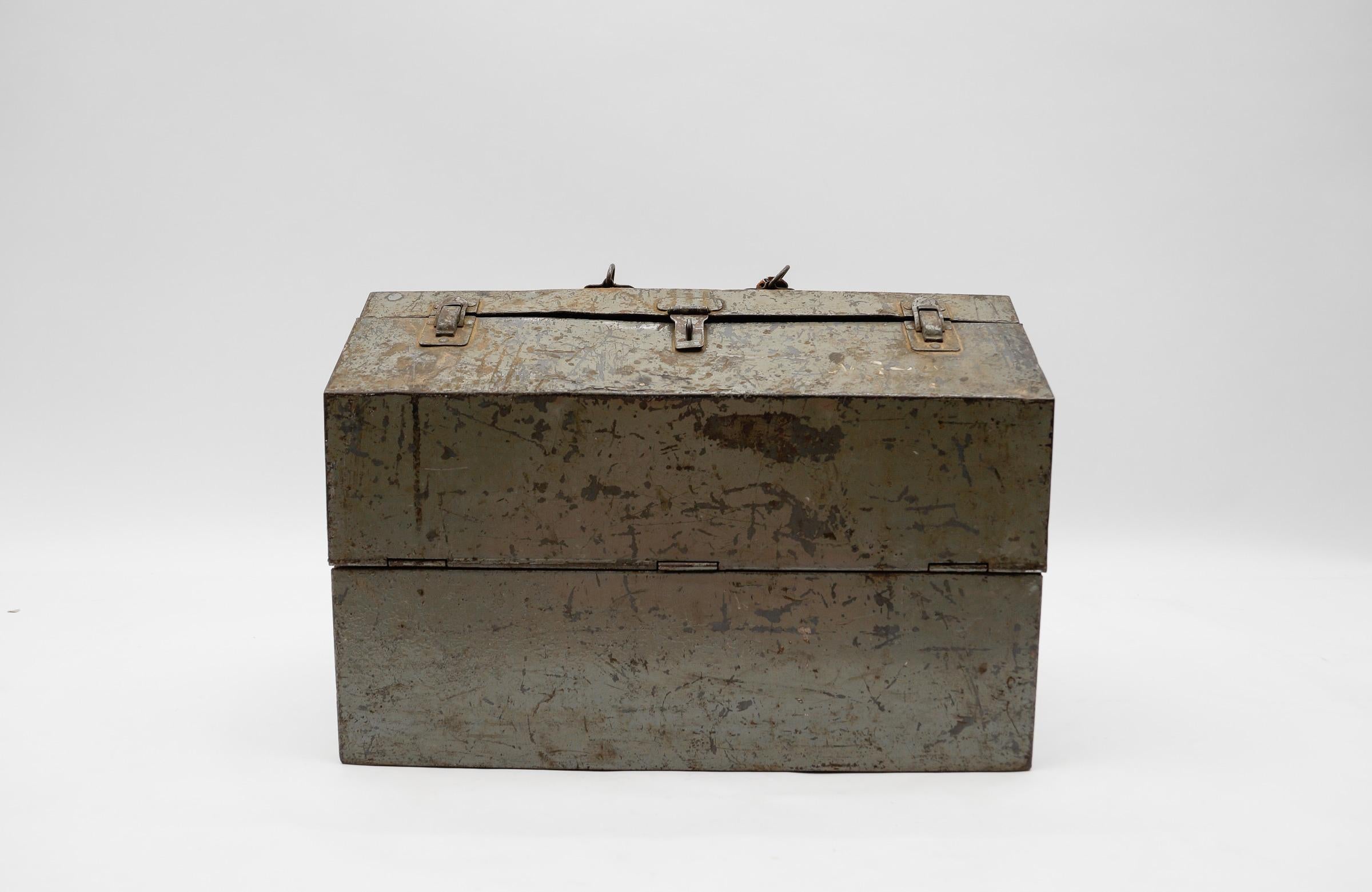 Old German fold-out military metal tool box WW2.

With a fantastic patina. 
