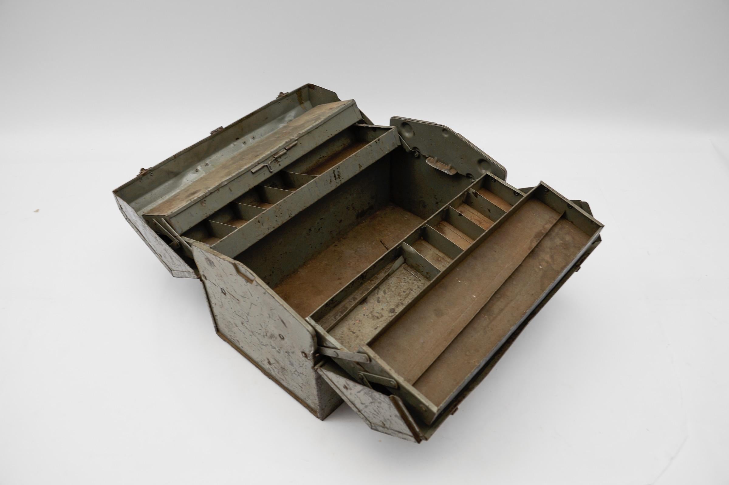 Old fold out military metal tool box WW2, 1940s In Good Condition In Nürnberg, Bayern