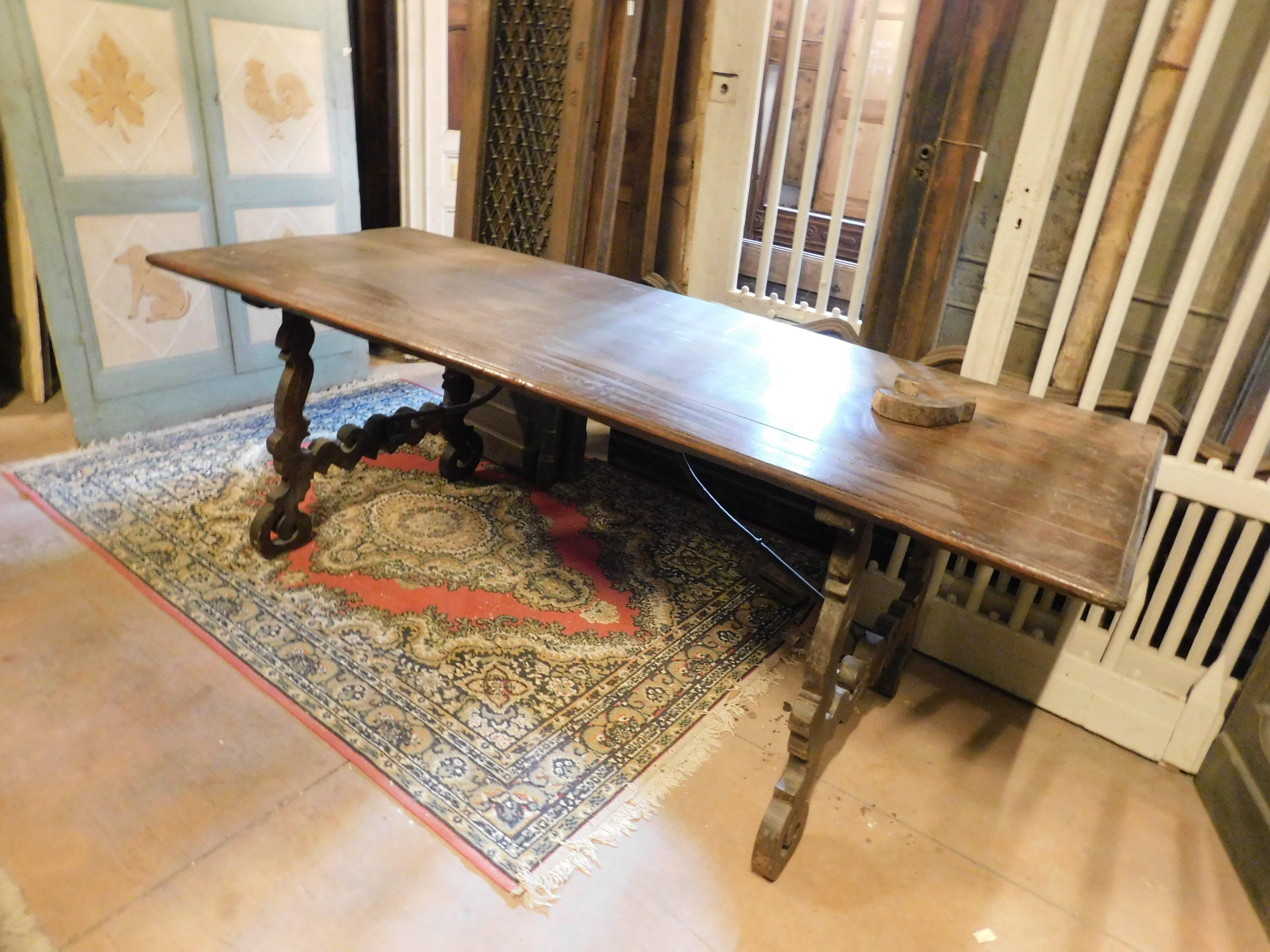 Ancienne table Fratino en noyer massif, très riche avec des pieds ondulés et une base de table en fer, construite au début des années 1800 en Italie, dans le style des tables espagnoles.
Magnifique comme table de salle à manger ou comme table