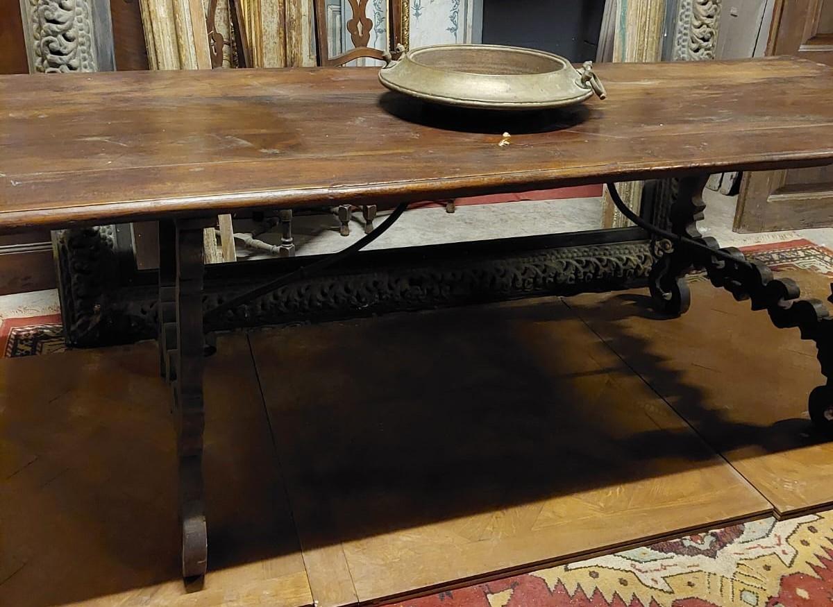 old Fratino table in walnut, wavy legs, Italy In Good Condition For Sale In Cuneo, Italy (CN)