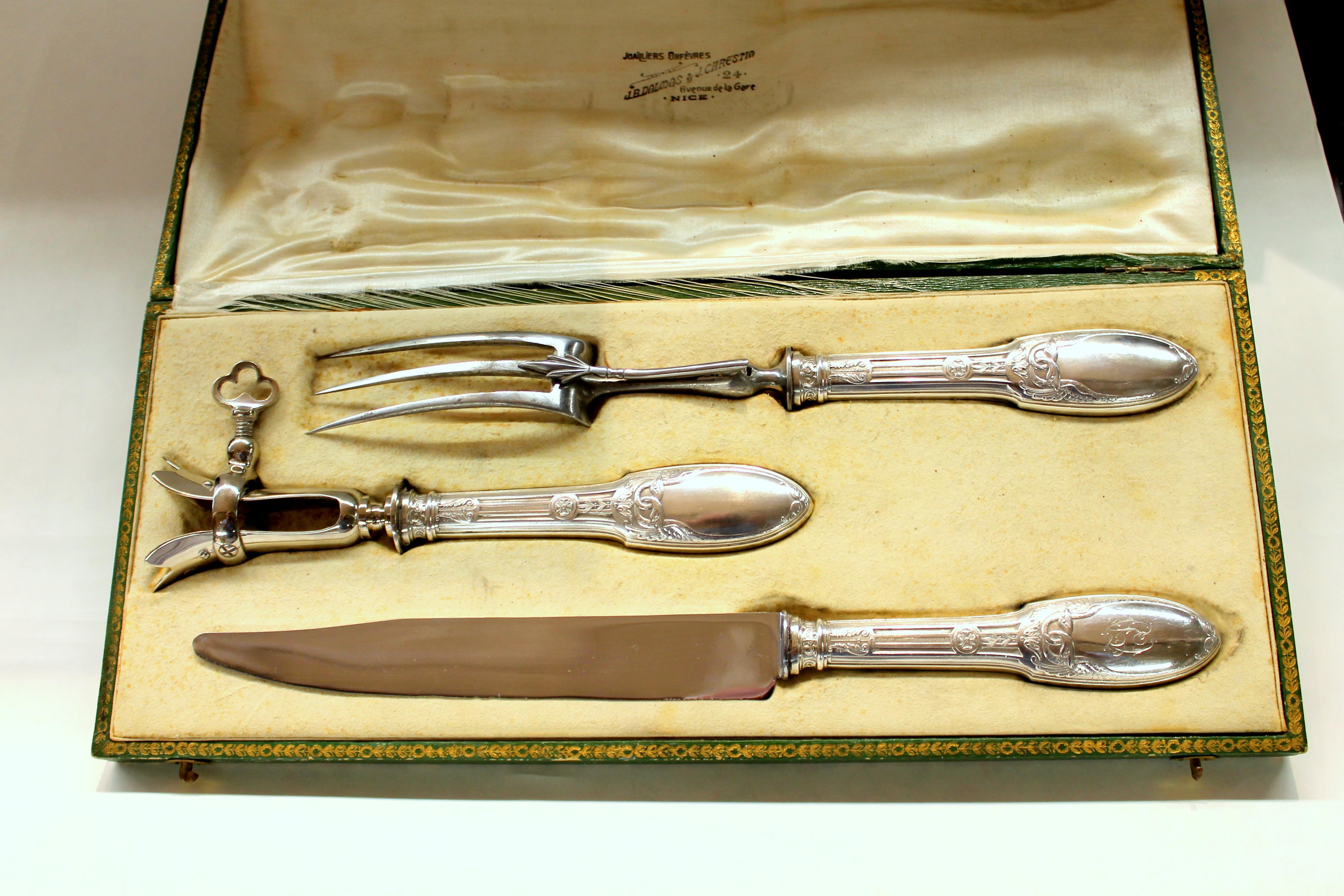 Old French .950 fine silver handle three-piece carving set with Gigot (bone holder); Maker's Marks for Societe Parisienne d'Orfevrerie
98 rue Vielle-du-Temple -PARIS-
and the 