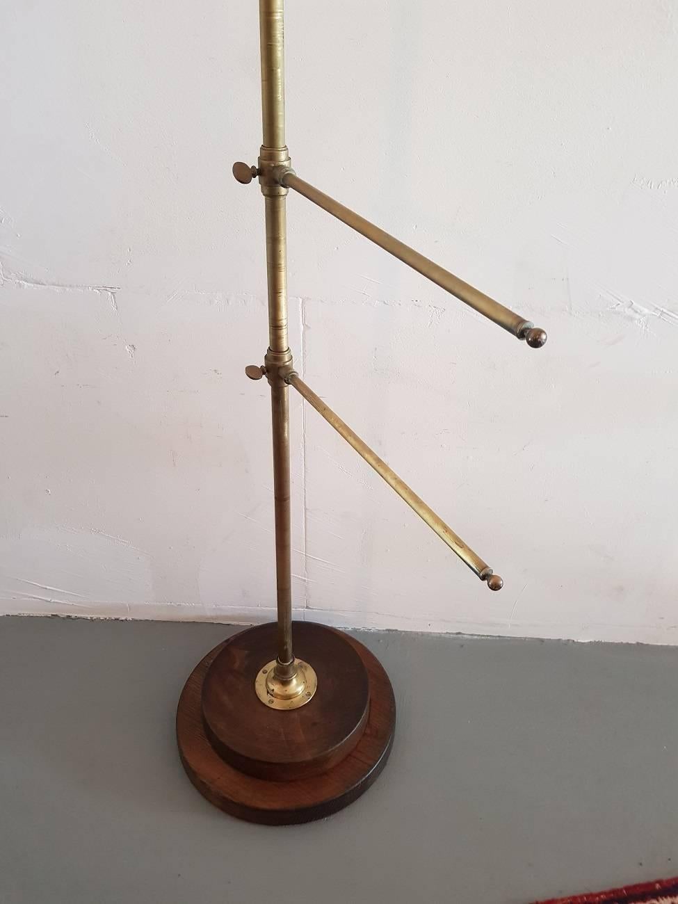 Old French Brass Towel Rack or Stand with a Wooden Base, Early 1900s In Excellent Condition In Raalte, NL