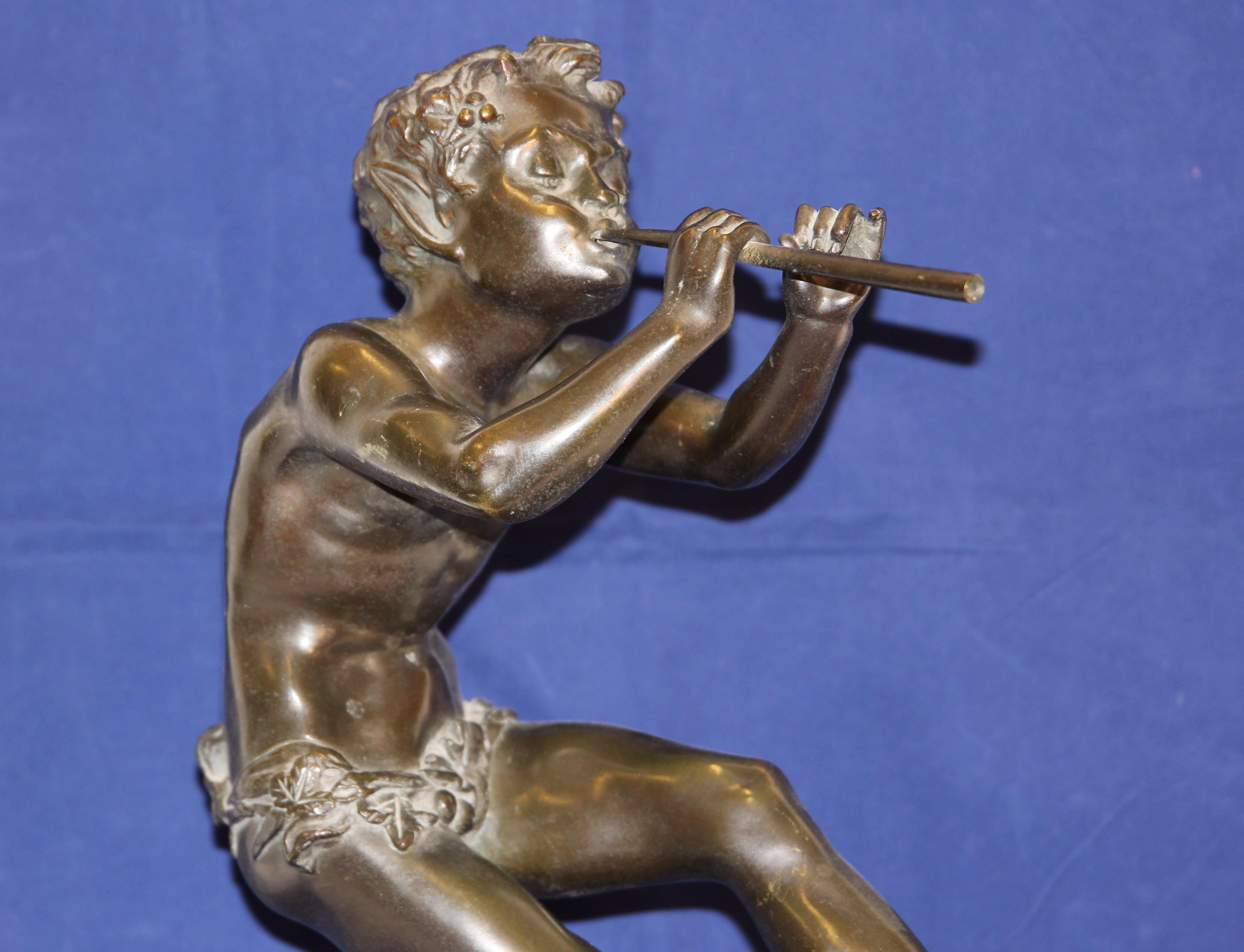Ancienne sculpture française en bronze d'après Clodion, jeu de faune mythique. 


 Il manque un tuyau de flûte.