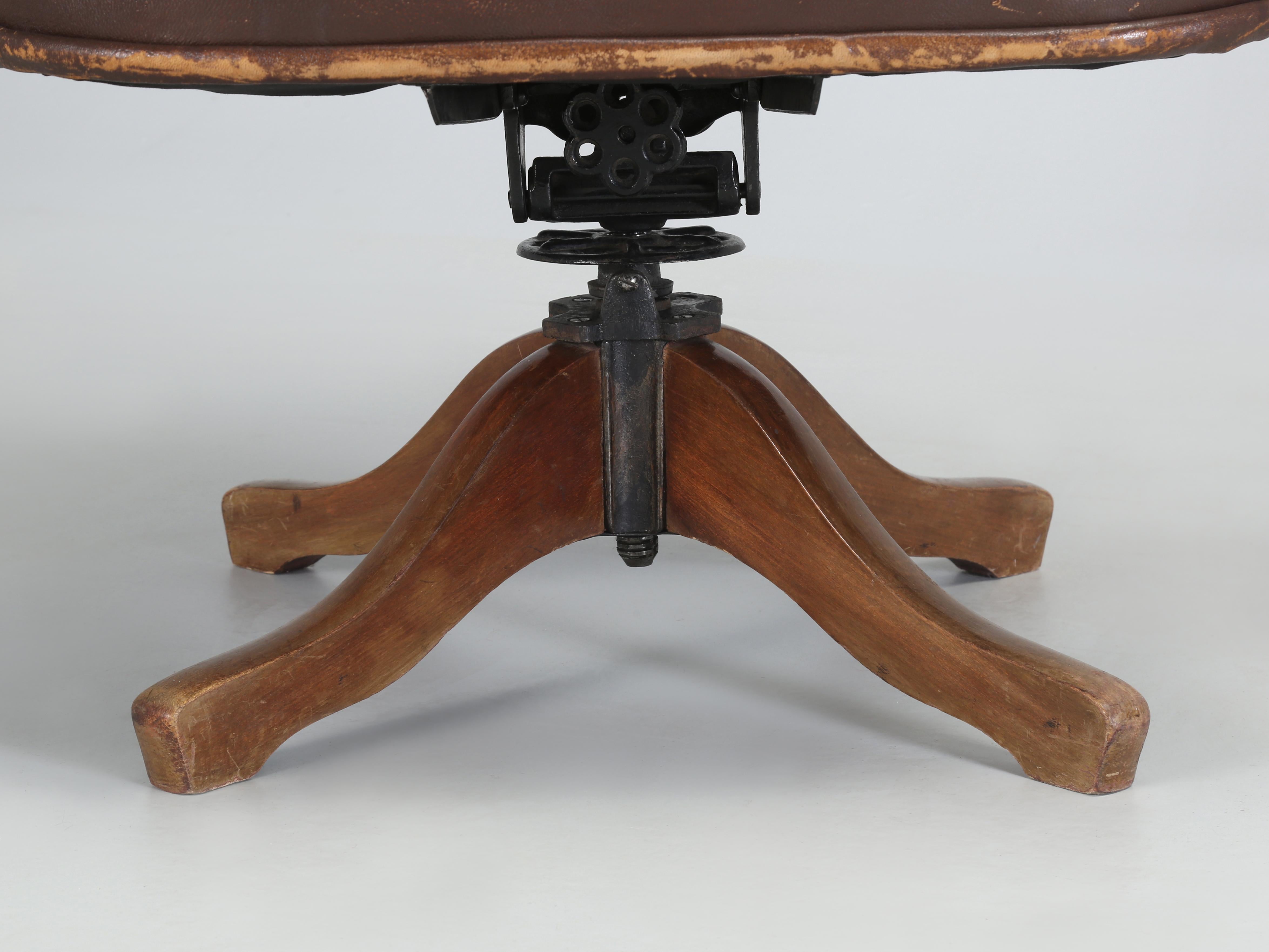 Altes französischer Schreibtischstuhl aus Original-Leder und sehr bequem. ca. 1930er Jahre  im Angebot 4