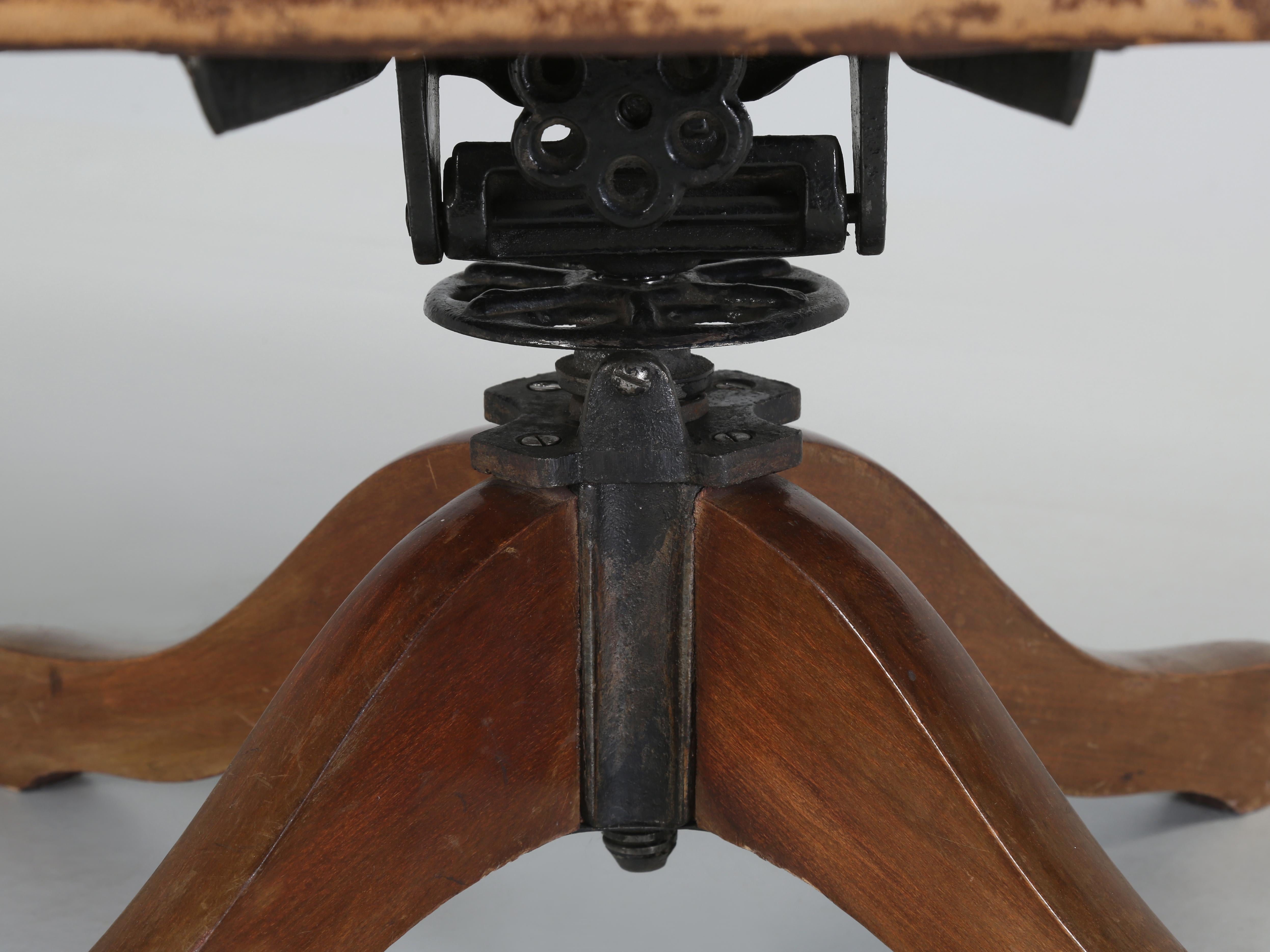 Vieille chaise de bureau française en cuir d'origine et très confortable, vers les années 1930  en vente 2