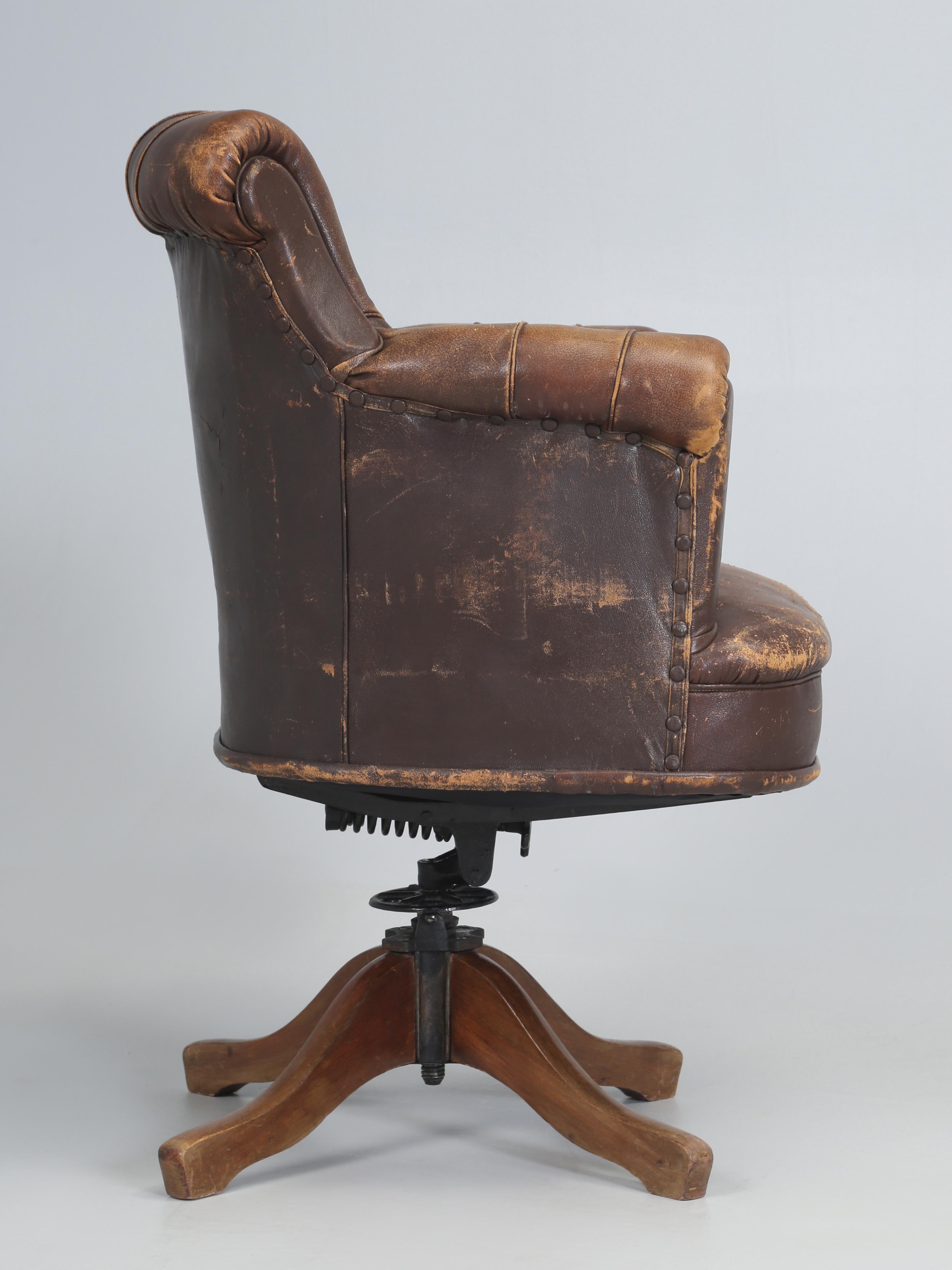 Vieille chaise de bureau française en cuir d'origine et très confortable, vers les années 1930  en vente 3