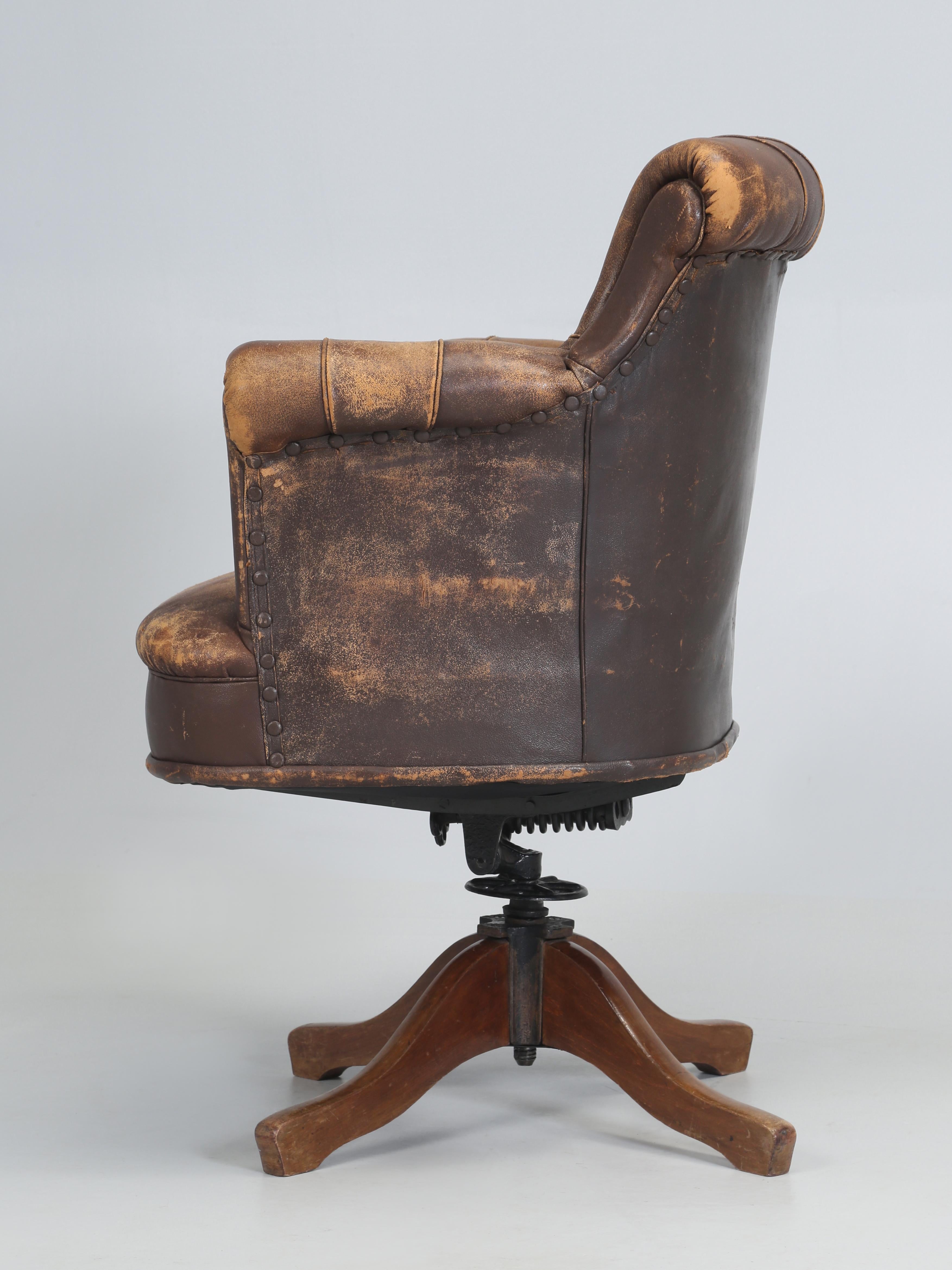 Vieille chaise de bureau française en cuir d'origine et très confortable, vers les années 1930  en vente 4