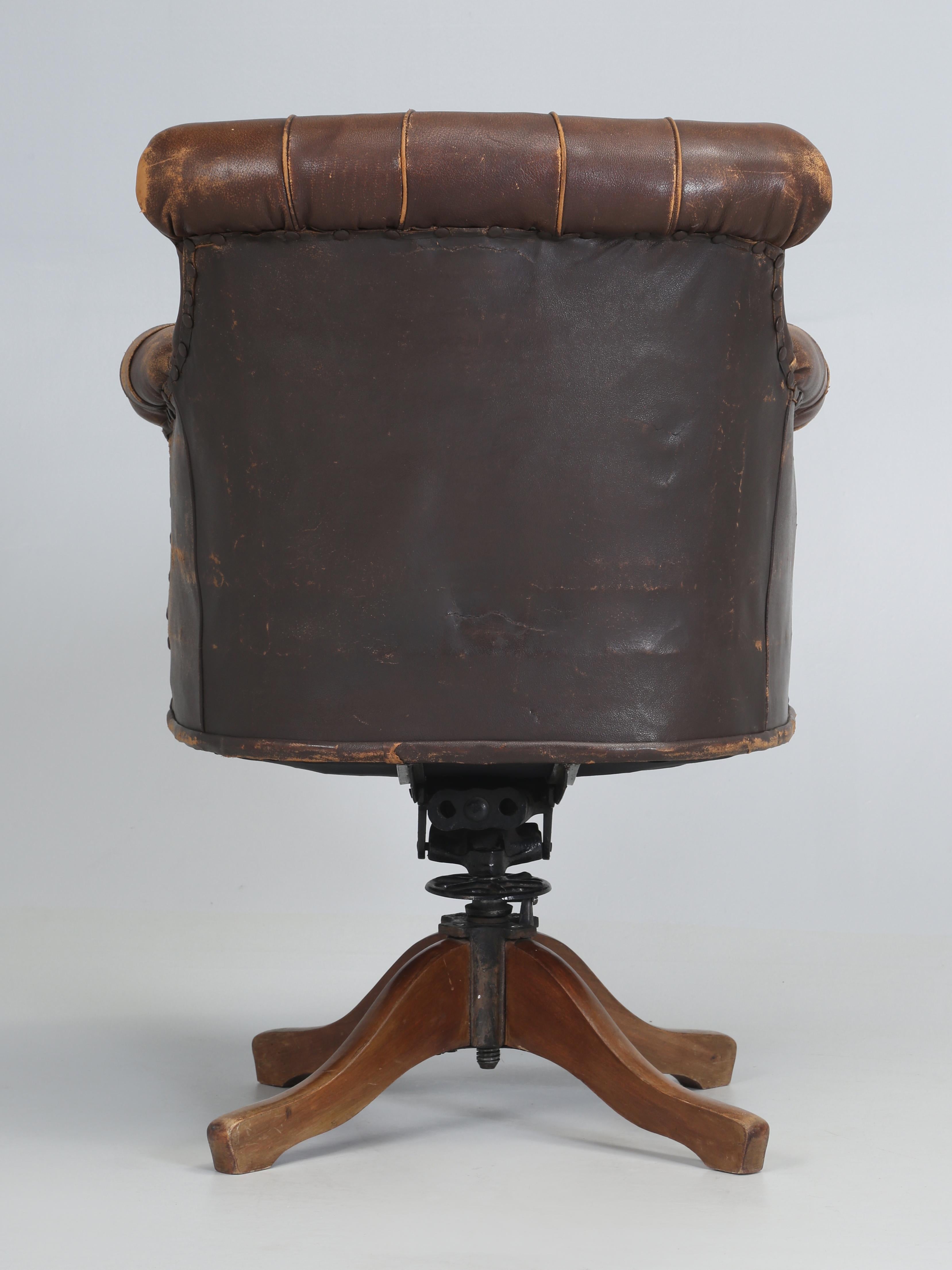 Vieille chaise de bureau française en cuir d'origine et très confortable, vers les années 1930  en vente 5