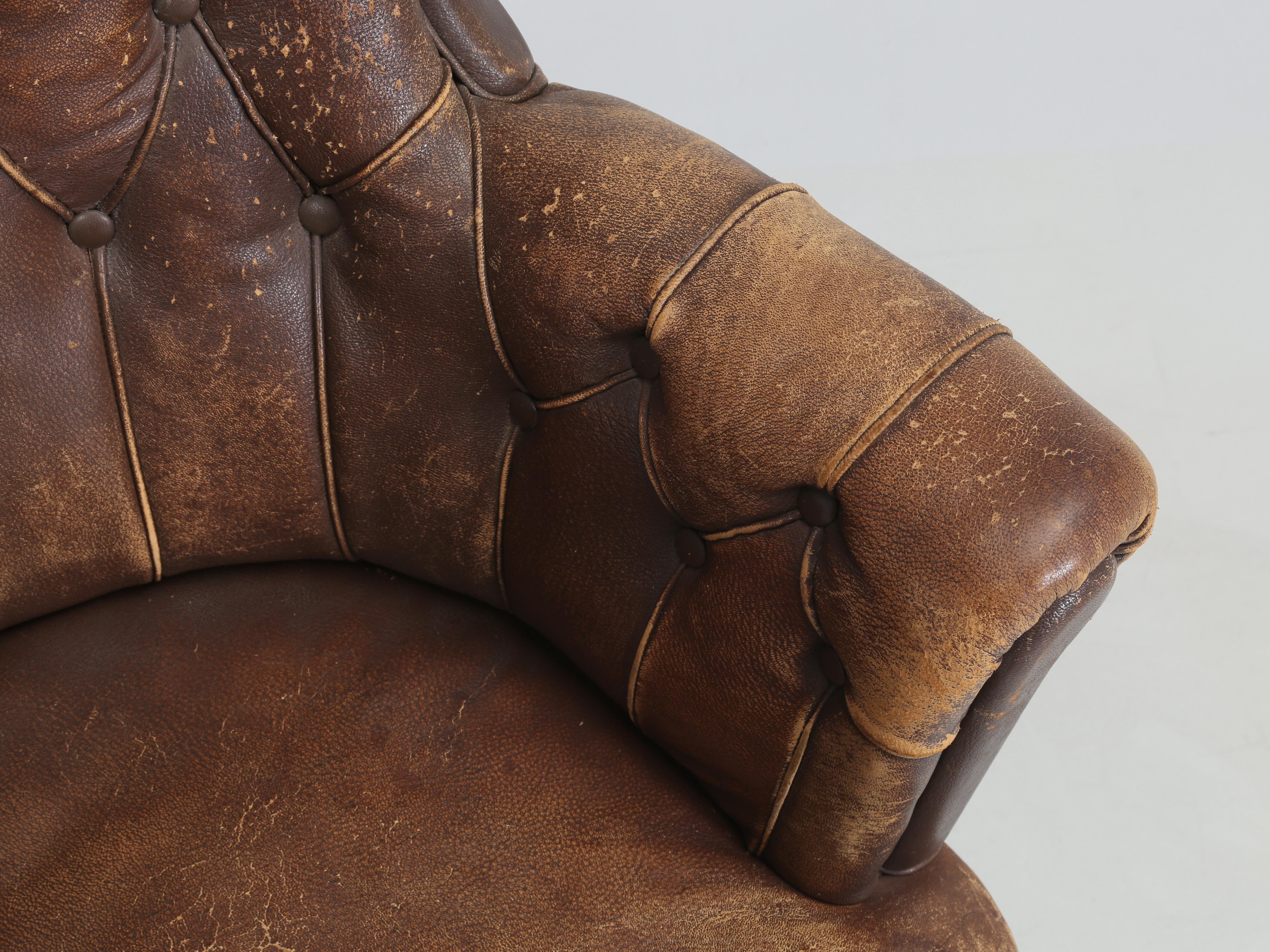 Fait main Vieille chaise de bureau française en cuir d'origine et très confortable, vers les années 1930  en vente