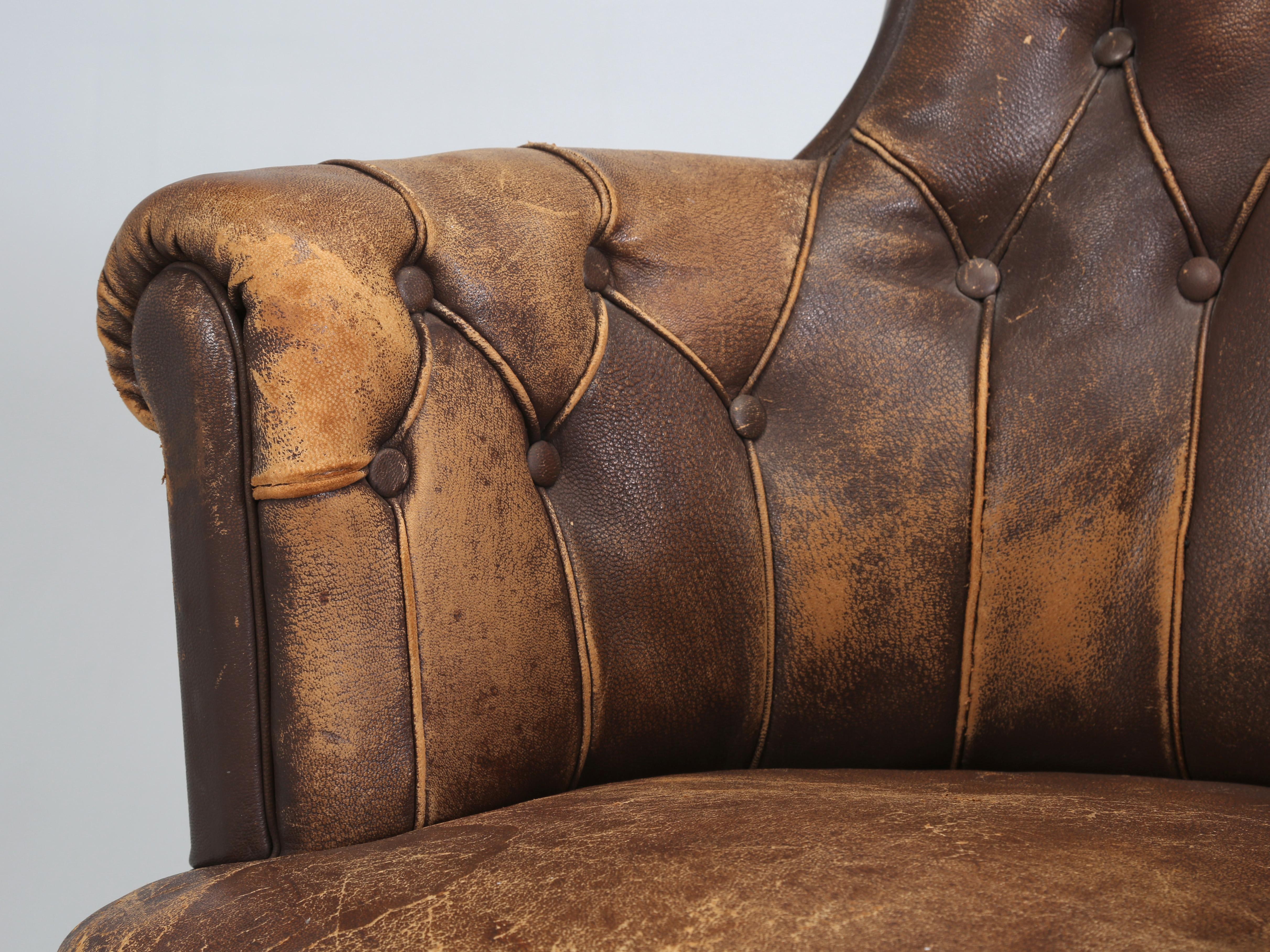 Milieu du XXe siècle Vieille chaise de bureau française en cuir d'origine et très confortable, vers les années 1930  en vente