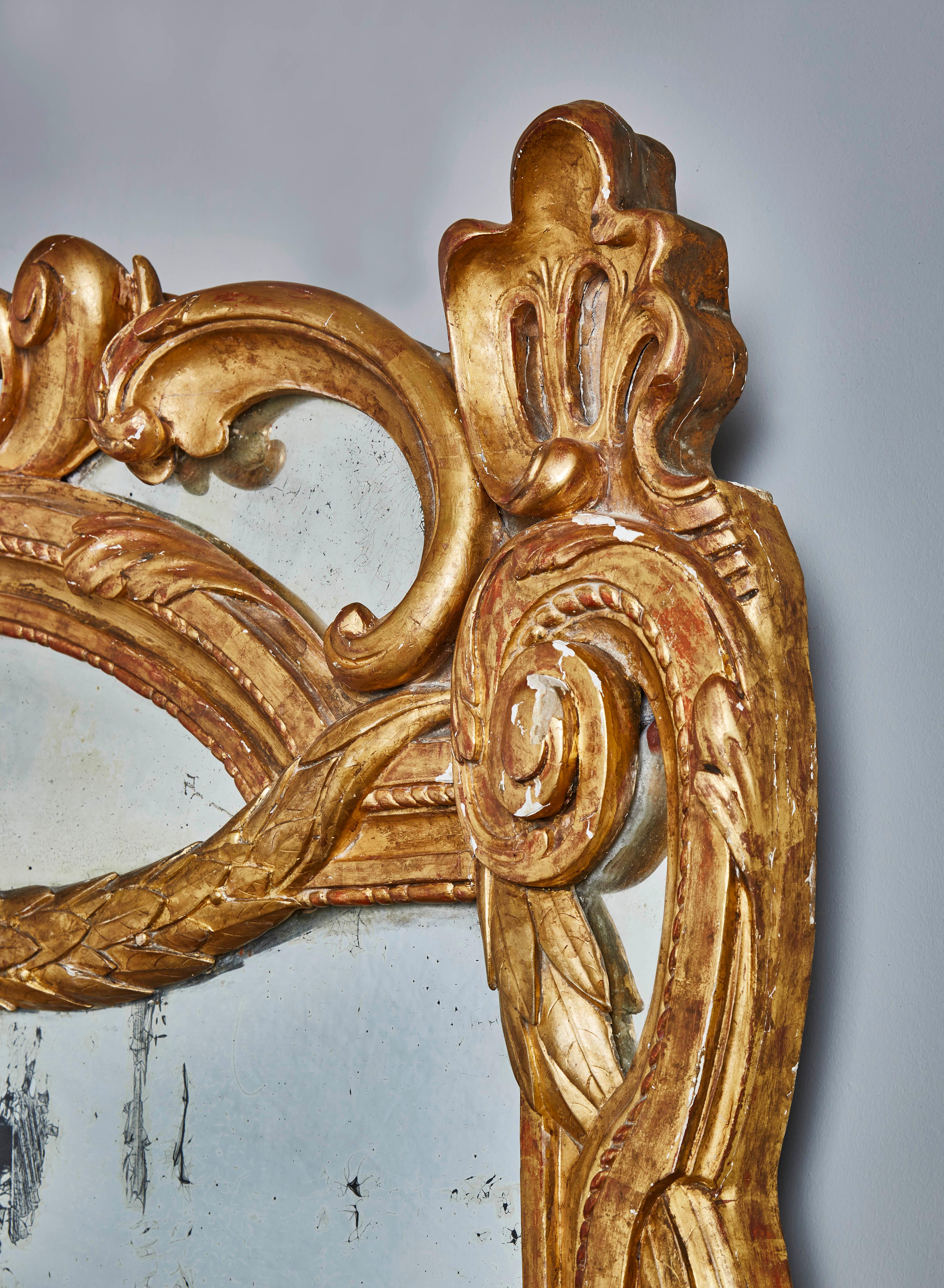 Exceptionnel miroir ancien au mercure avec un cadre en bois doré à la feuille d'or appartenant au style Louis XVI.
France, fin du XVIIIe siècle.