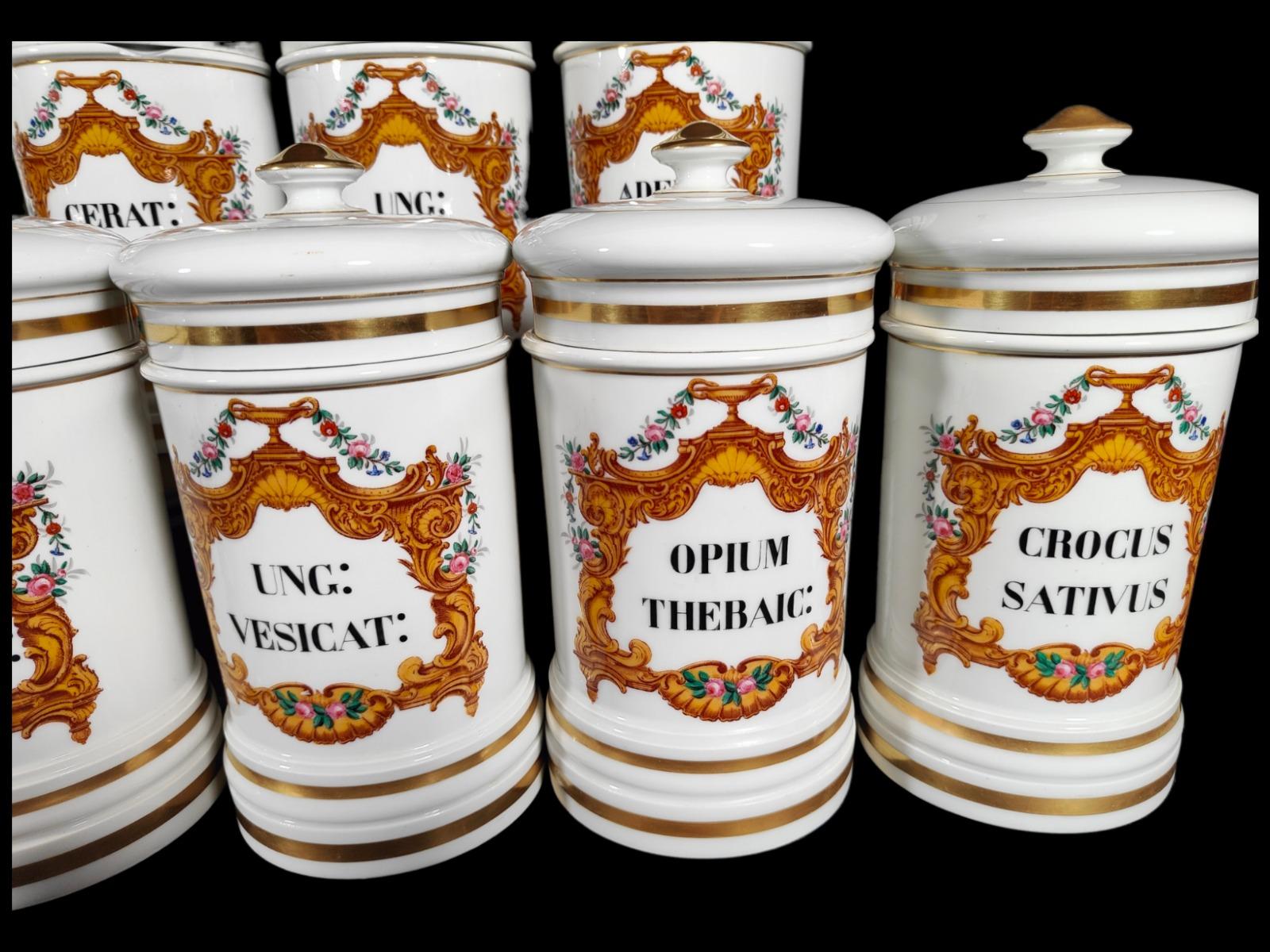 Old French pharmacy porcelain containers. Fontemoing & Peigney XIX CENTURY THEY MEASURE 26 CM HIGH IN TOTAL THERE ARE 20 CONTAINERS IN EXCELLENT CONDITION - DECOR WITH VERY DECORATIVE FLORAL DRAWINGS
Good condition.