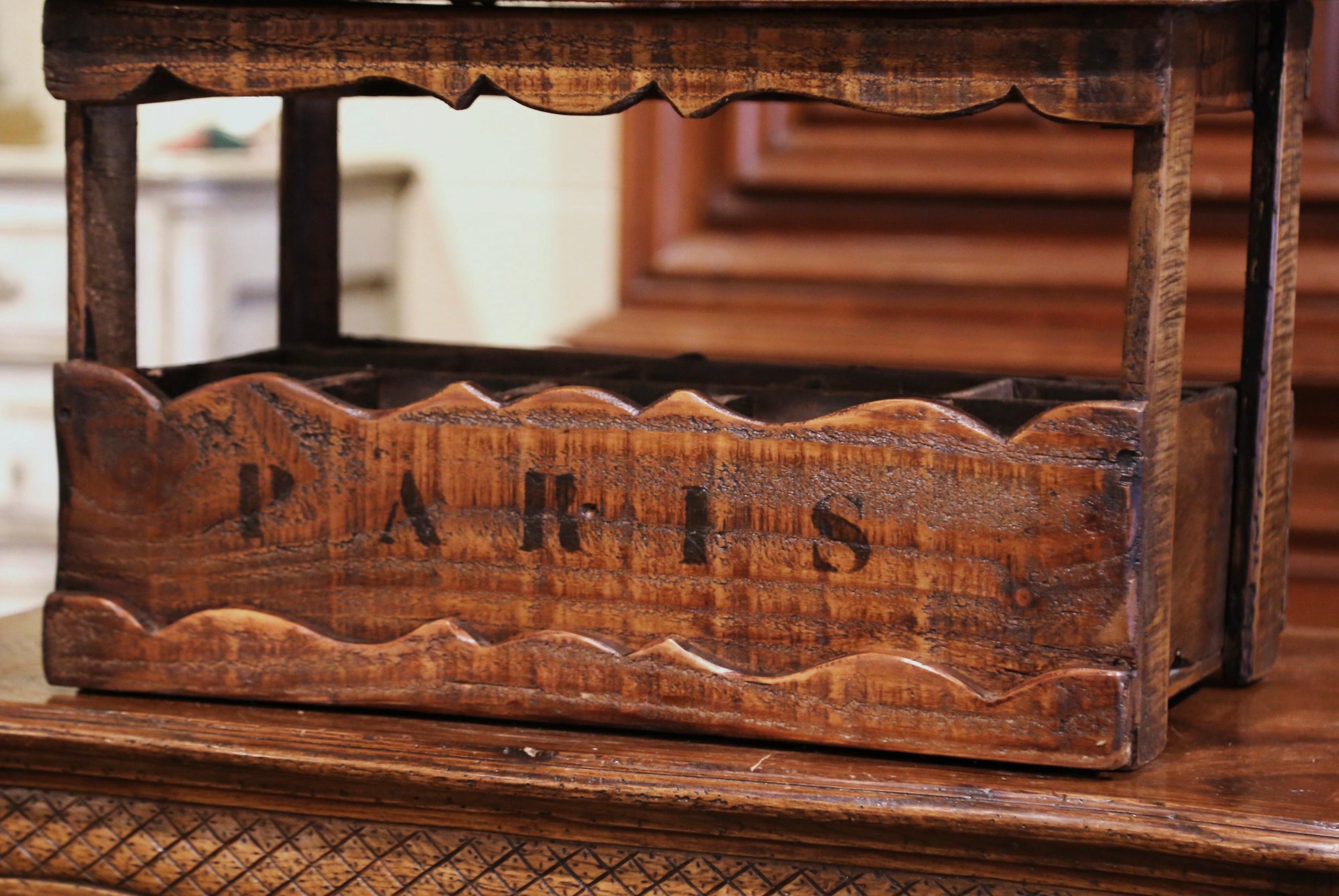 Patiné Ancien meuble de rangement pour 15 bouteilles de vin en pin français avec inscription ' Paris ' en vente