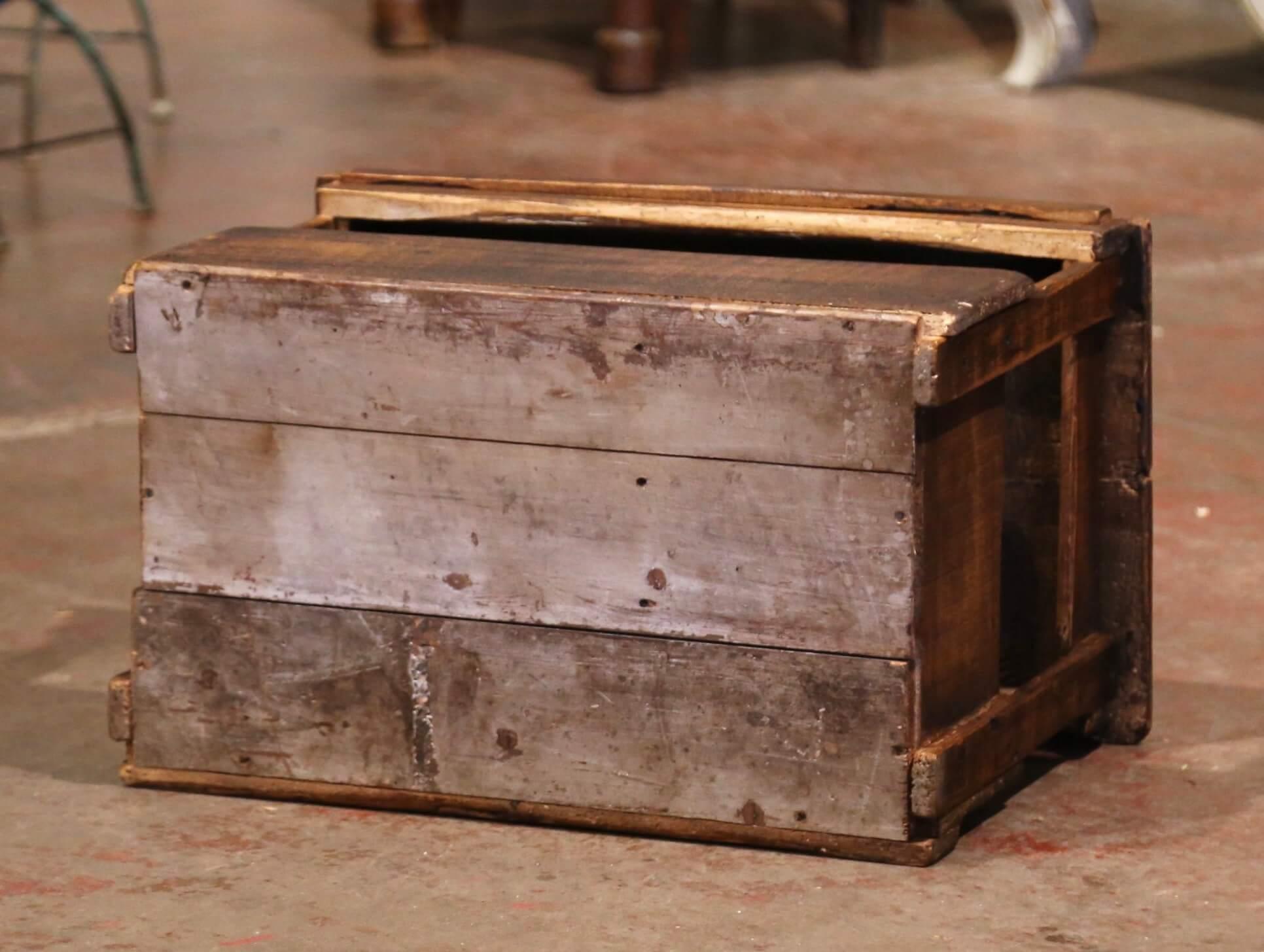 Armoire de rangement pour 15 bouteilles de vin en pin français avec décor « Saint-Emilion » en vente 3