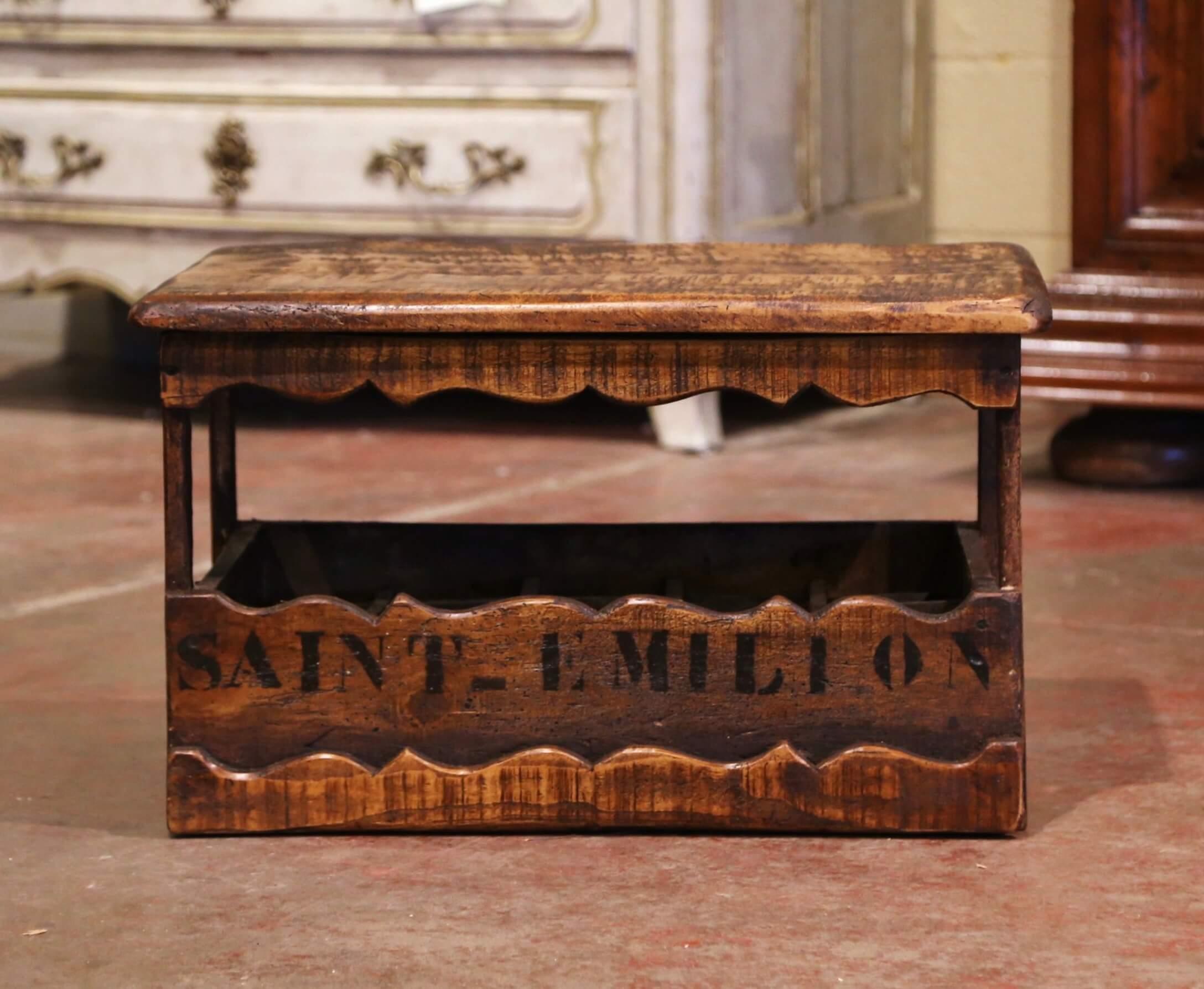 Cet intéressant porte-bouteille en bois pour le vin ou le champagne a été sculpté en France, vers 1920. L'armoire antique, fabriquée en bois de pin ancien, dispose de quinze fentes intérieures pour les bouteilles de vin ou de champagne et d'un