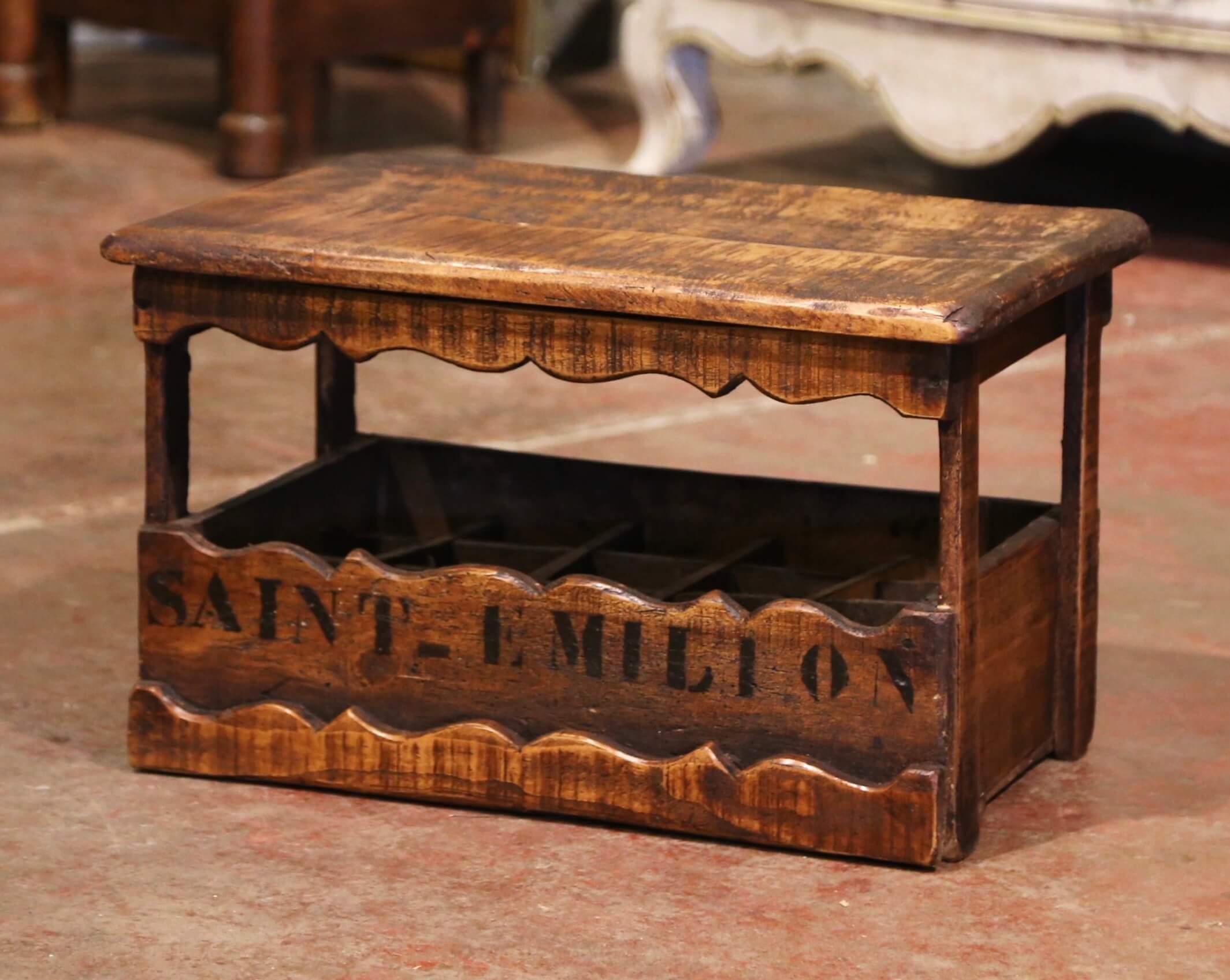 Français Armoire de rangement pour 15 bouteilles de vin en pin français avec décor « Saint-Emilion » en vente