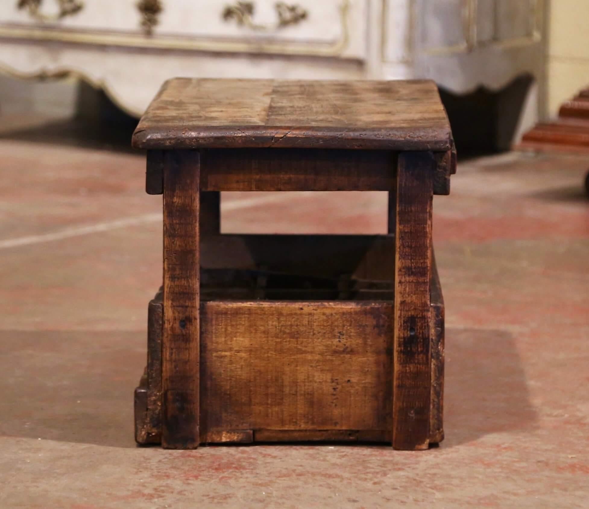 Patiné Armoire de rangement pour 15 bouteilles de vin en pin français avec décor « Saint-Emilion » en vente