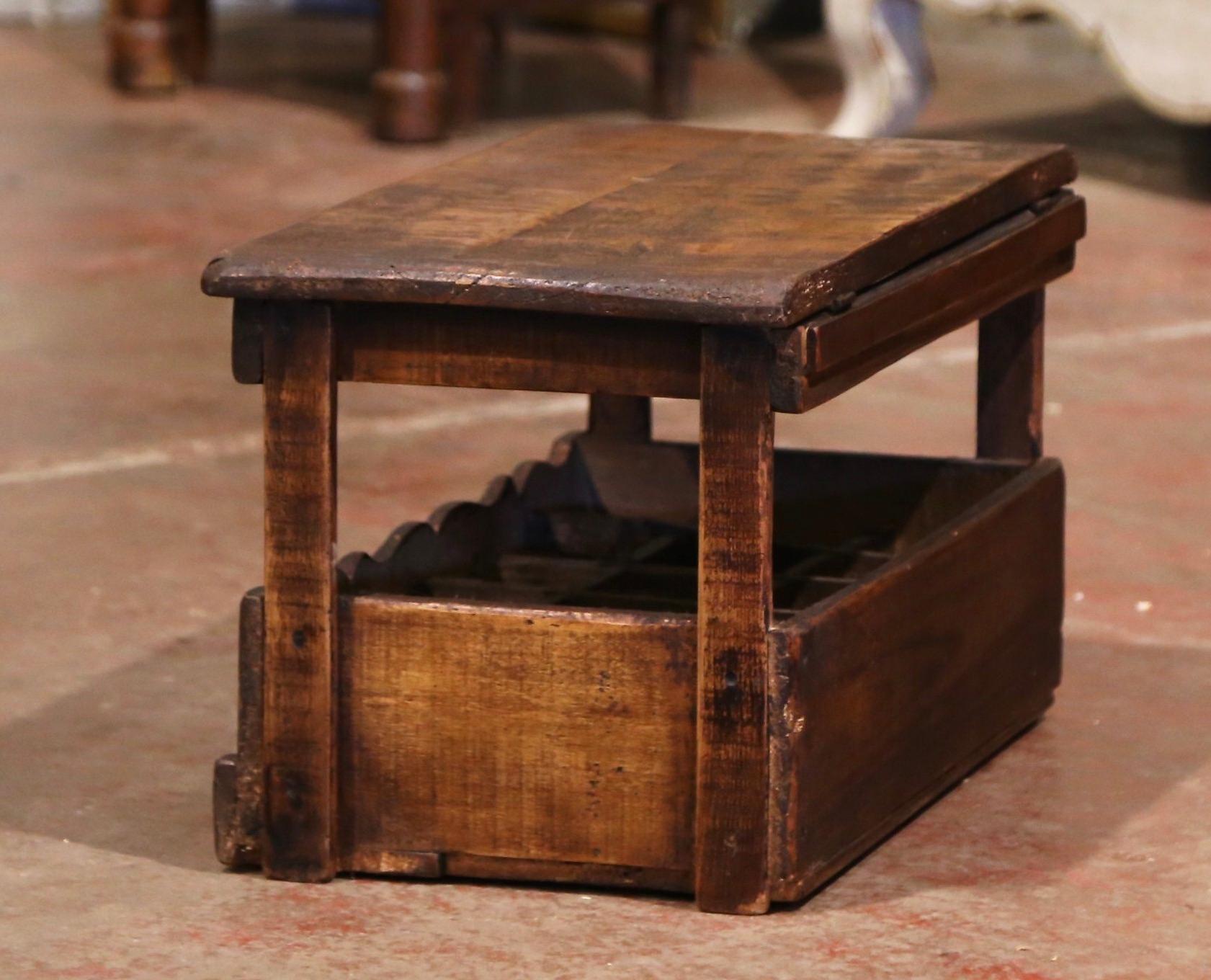 Meuble de rangement pour 15 bouteilles de vin en pin français ancien avec décor « Saint-Emilion » Excellent état - En vente à Dallas, TX