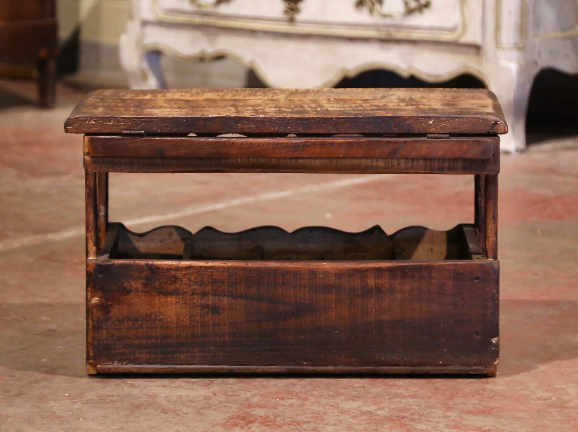 20ième siècle Armoire de rangement pour 15 bouteilles de vin en pin français avec décor « Saint-Emilion » en vente