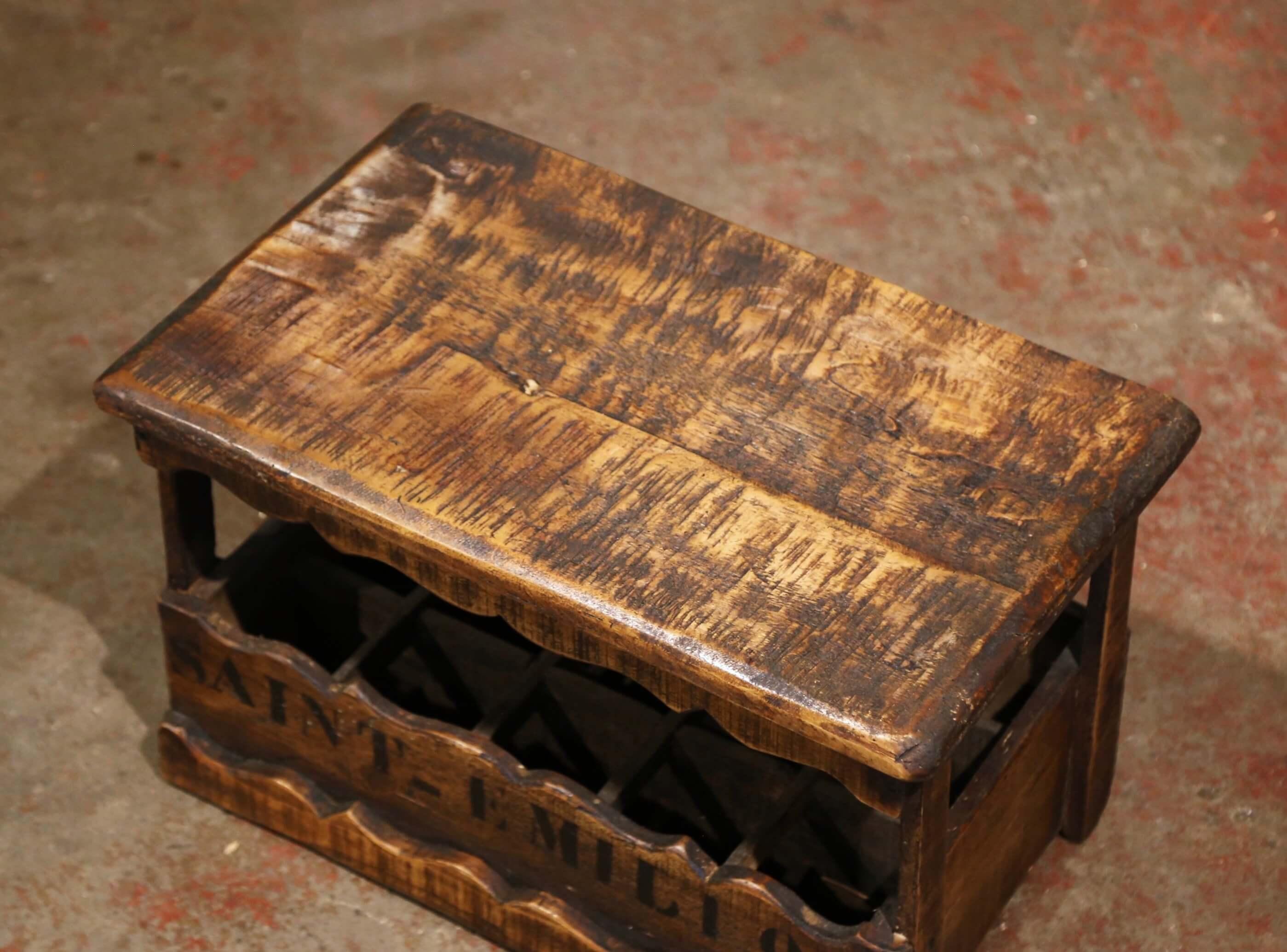 Pin Armoire de rangement pour 15 bouteilles de vin en pin français avec décor « Saint-Emilion » en vente