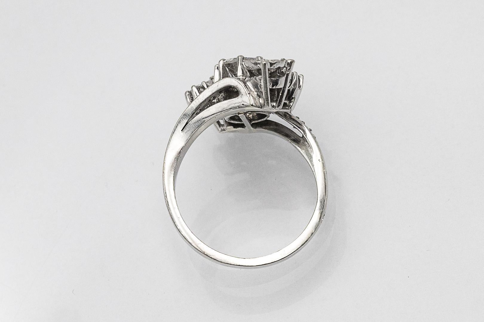Bague ancienne française en or blanc avec 1,25 ct de diamants. en vente 2