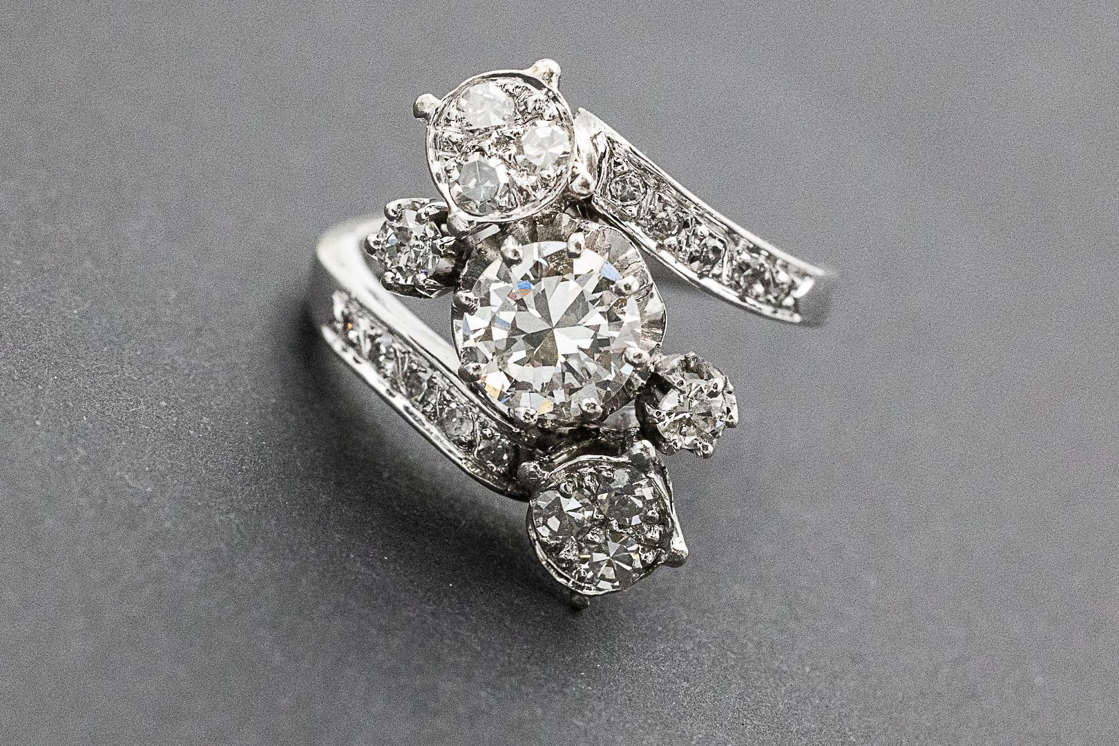 Bague ancienne française en or blanc avec 1,25 ct de diamants. en vente 4