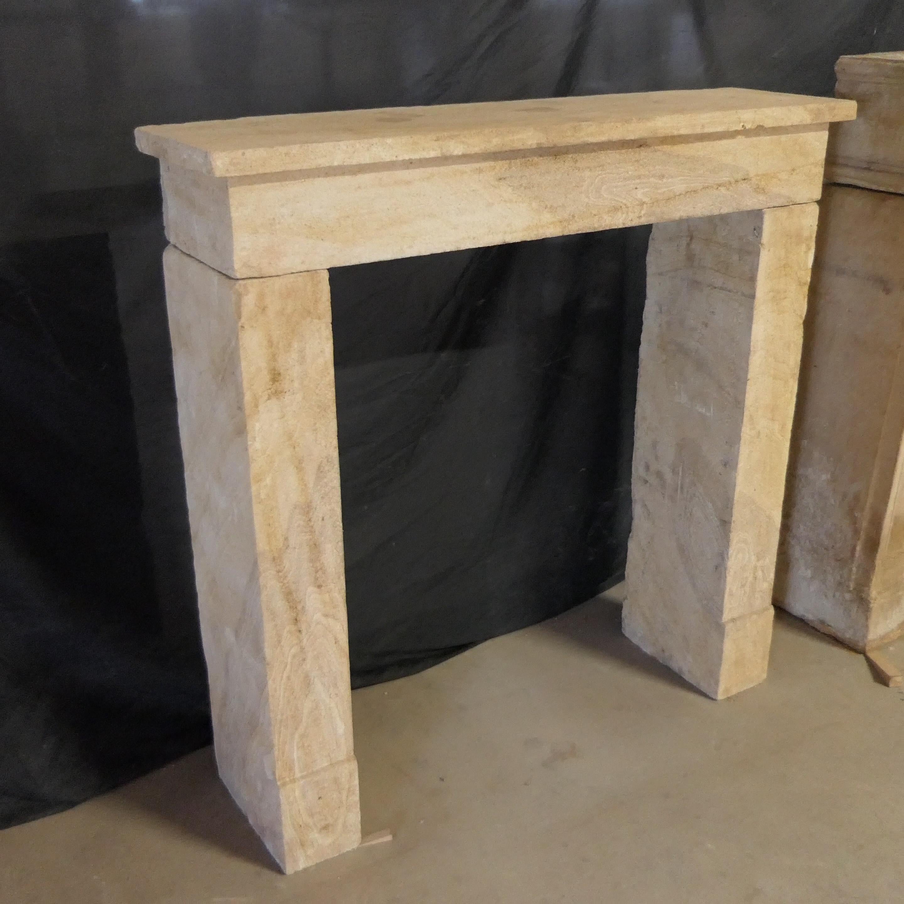 Belle cheminée en pierre de Bourgogne avec veinage naturel.
Les dimensions intérieures sont de 83,5 cm de large et 100,5 cm de haut.
Il y a quelques petits éclats, tous visibles sur les photos. Rien de grave.