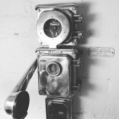 Antiguo teléfono francés de estación de tren en aluminio fundido, latón y baquelita