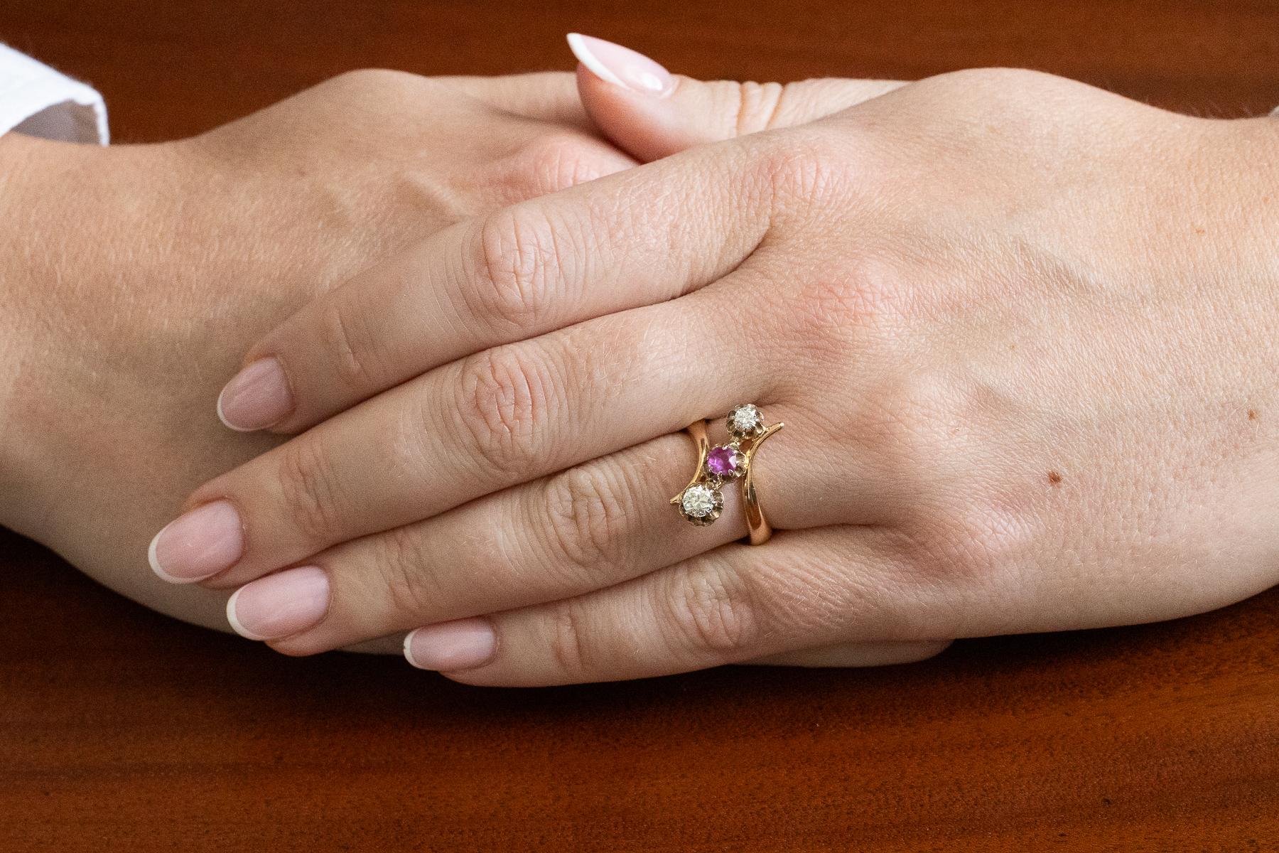 An old French ring with a timeless shape, the so-called trilogy

A centrally placed beautiful pink-red ruby weighing 0.25ct surrounded by two bright brilliant-cut diamonds (color/purity H-I/VS2) with a total weight of 0.34ct

Ring made of 0.750