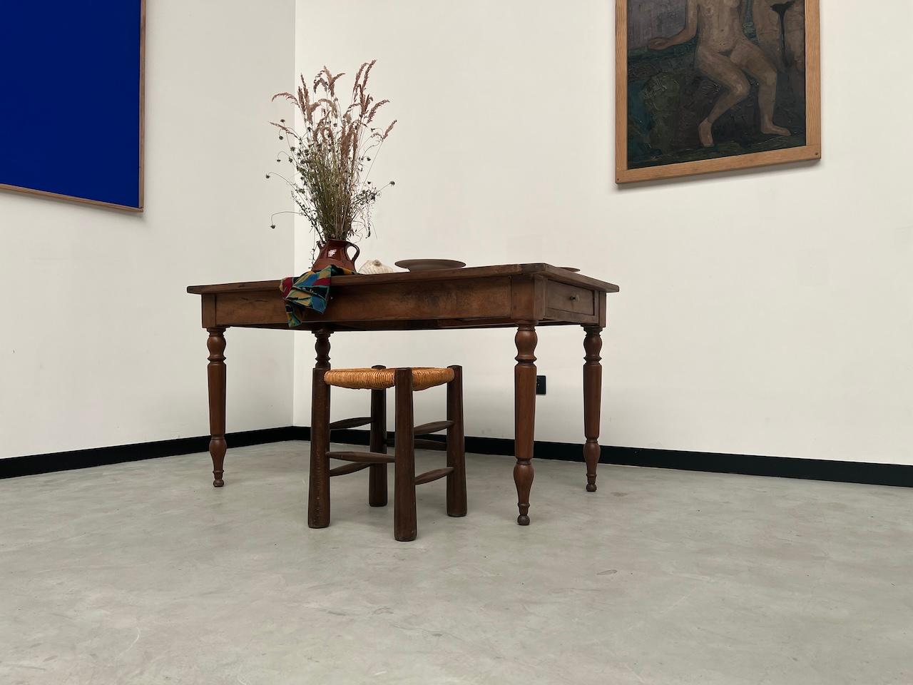 Old french walnut bistro table In Good Condition For Sale In LYON, FR
