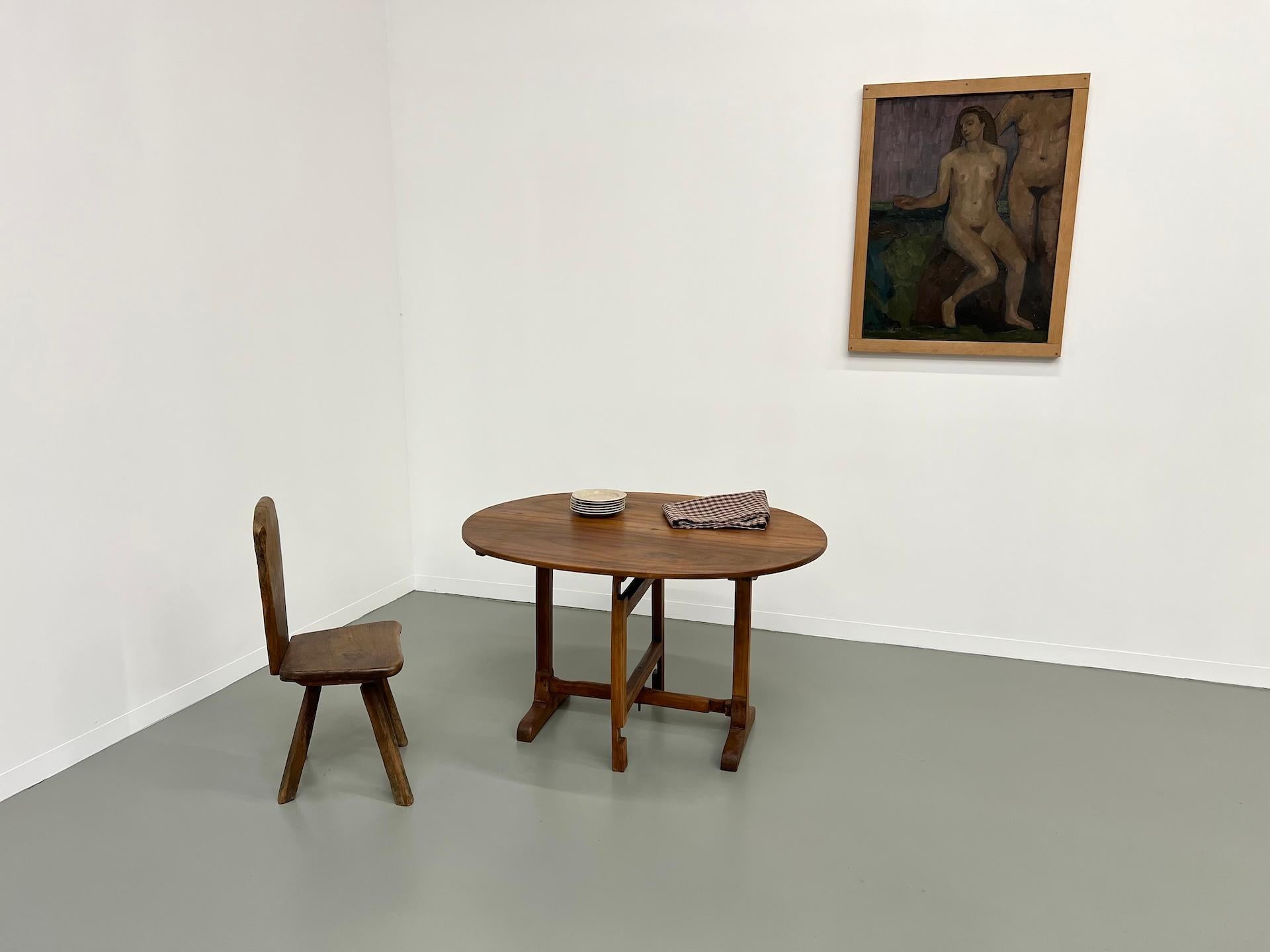 Superb Burgundy folding wine table, late 19th century in solid walnut.
A very beautiful oval wine table from Meursault in Burgundy which presents a particularly elegant walnut grain. The base is very careful cabinetmaking work. Great height under