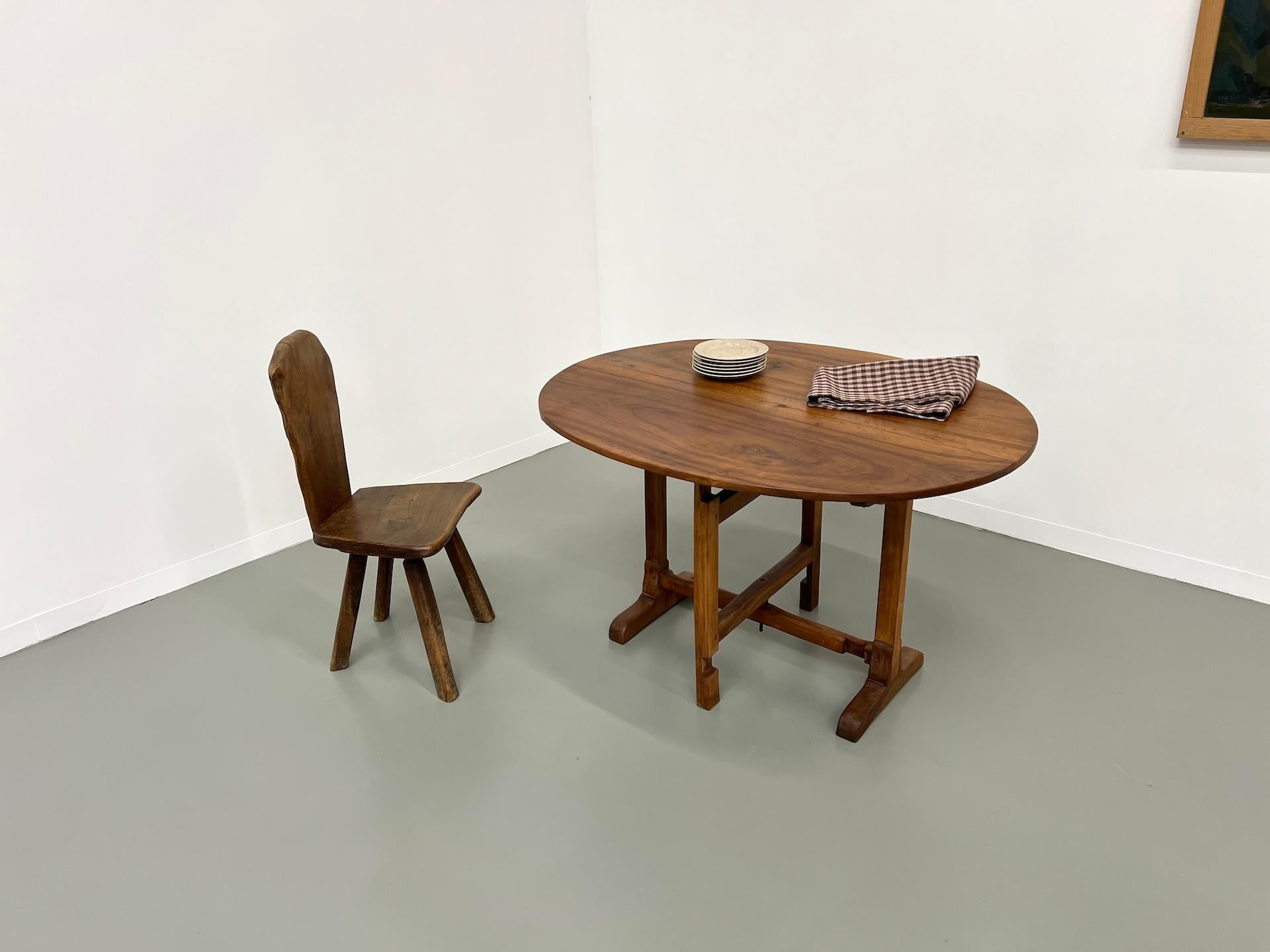 Old french winegrower's table in solid walnut, from Burgundy In Good Condition In LYON, FR