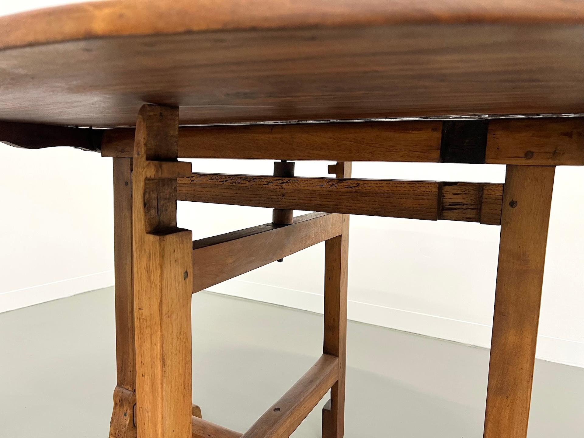Walnut Old french winegrower's table in solid walnut, from Burgundy