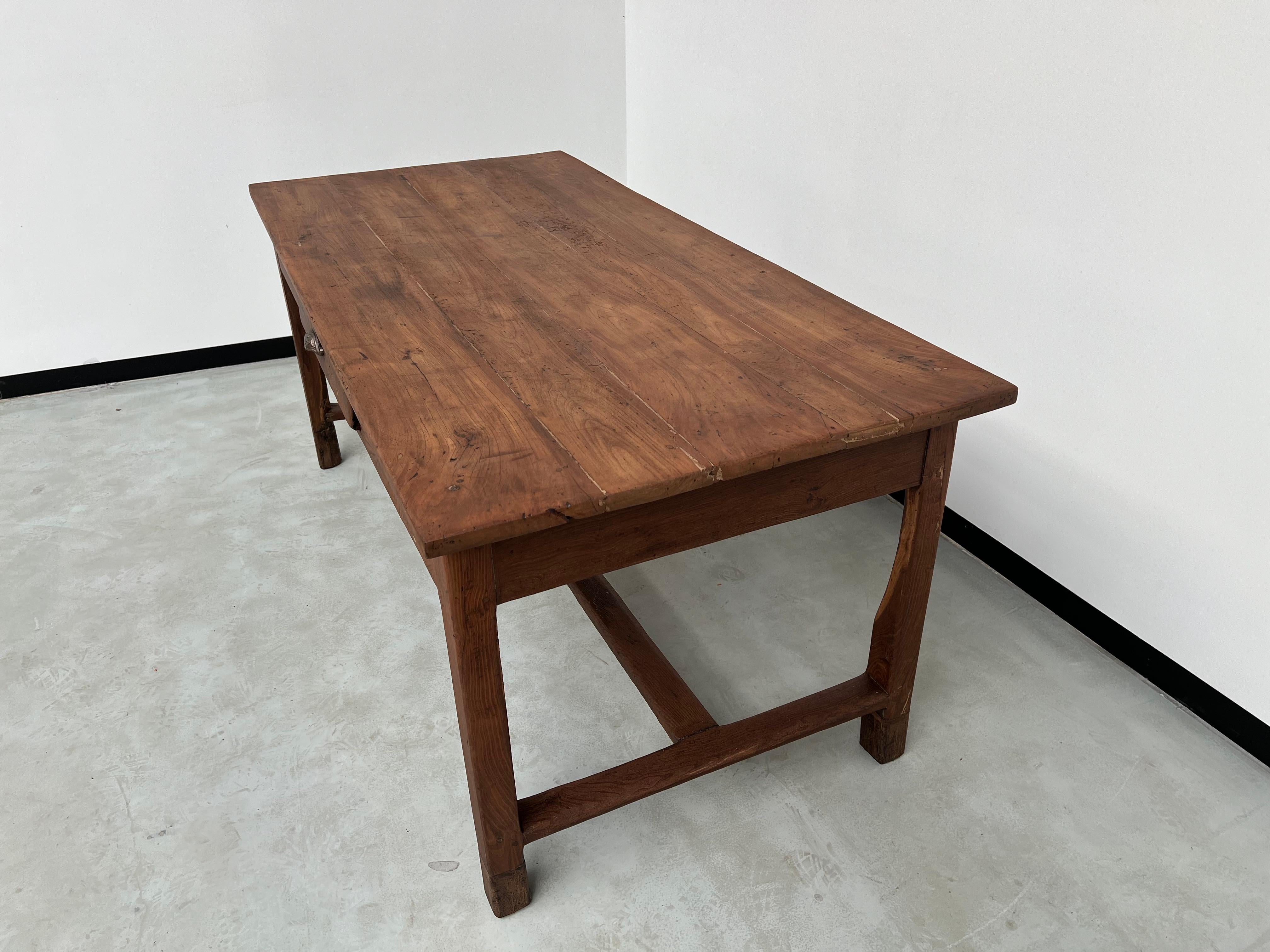 Vieille table de travail française en cerisier massif et acacia en vente 11