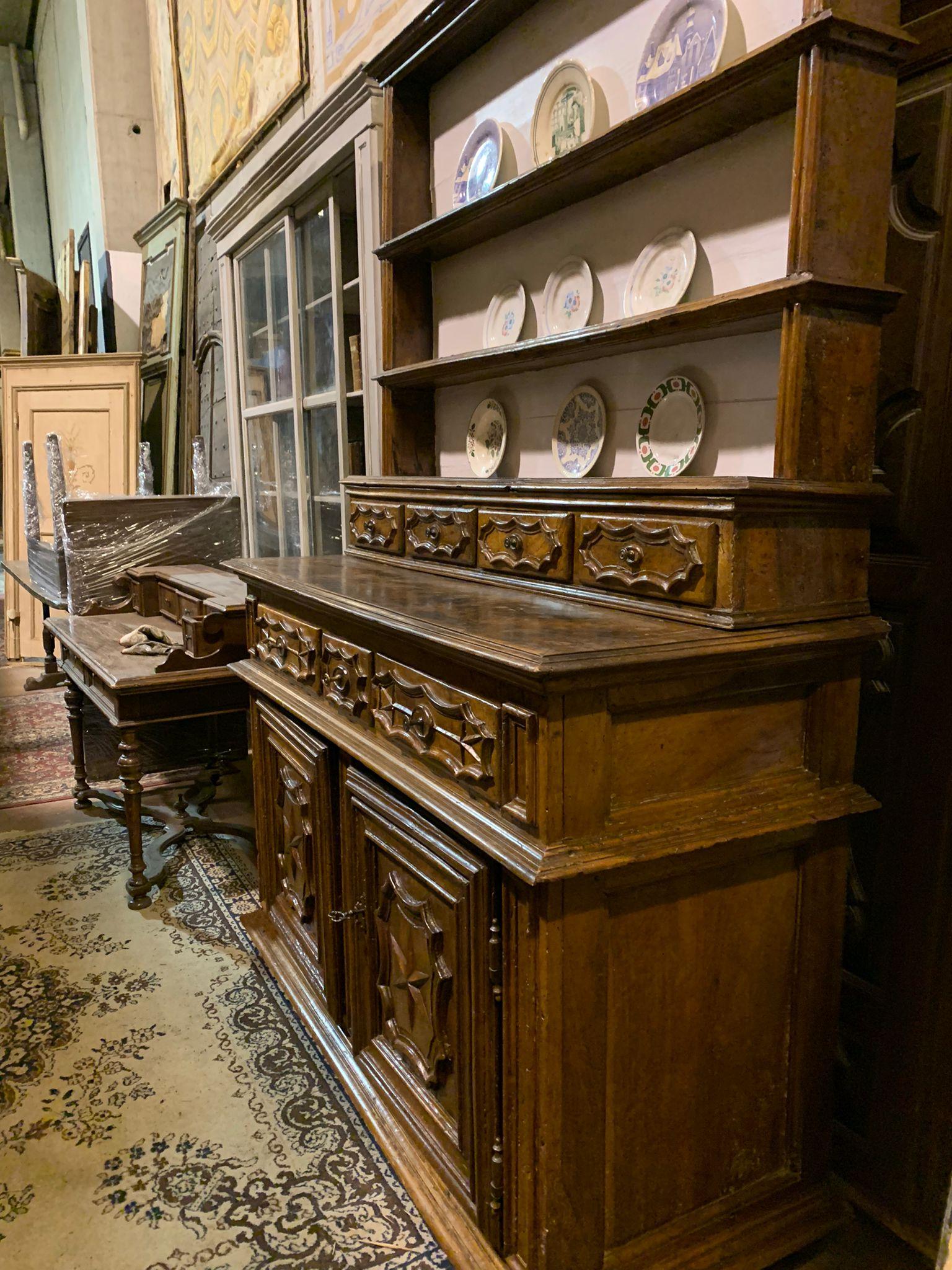 Alte Möbel, reich geschnitzter Tellerständer aus Nussbaumholz, aus Turin, Italien im Angebot 3