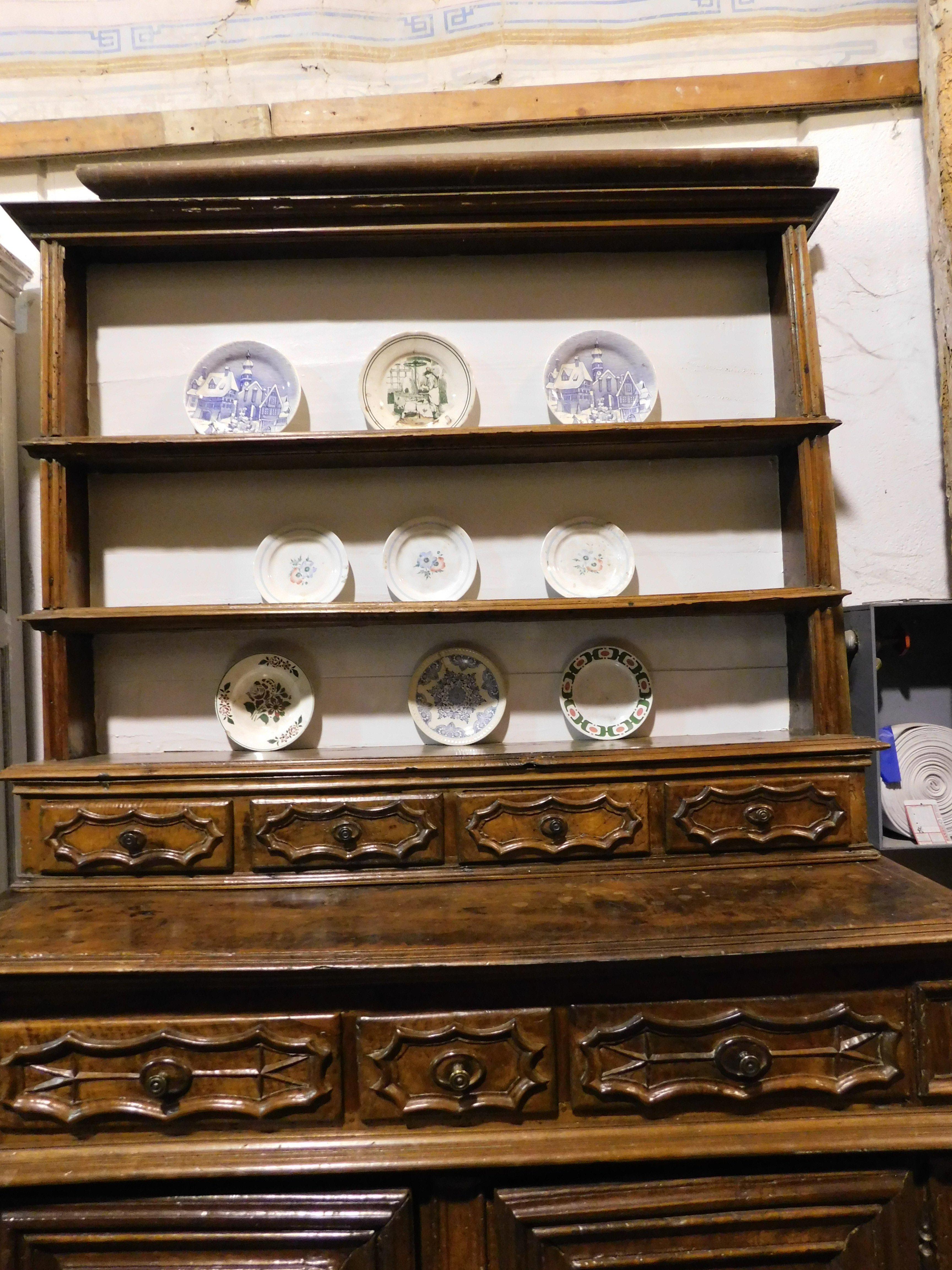 Old furniture, richly carved walnut plate rack, from Turin, Italy In Good Condition For Sale In Cuneo, Italy (CN)
