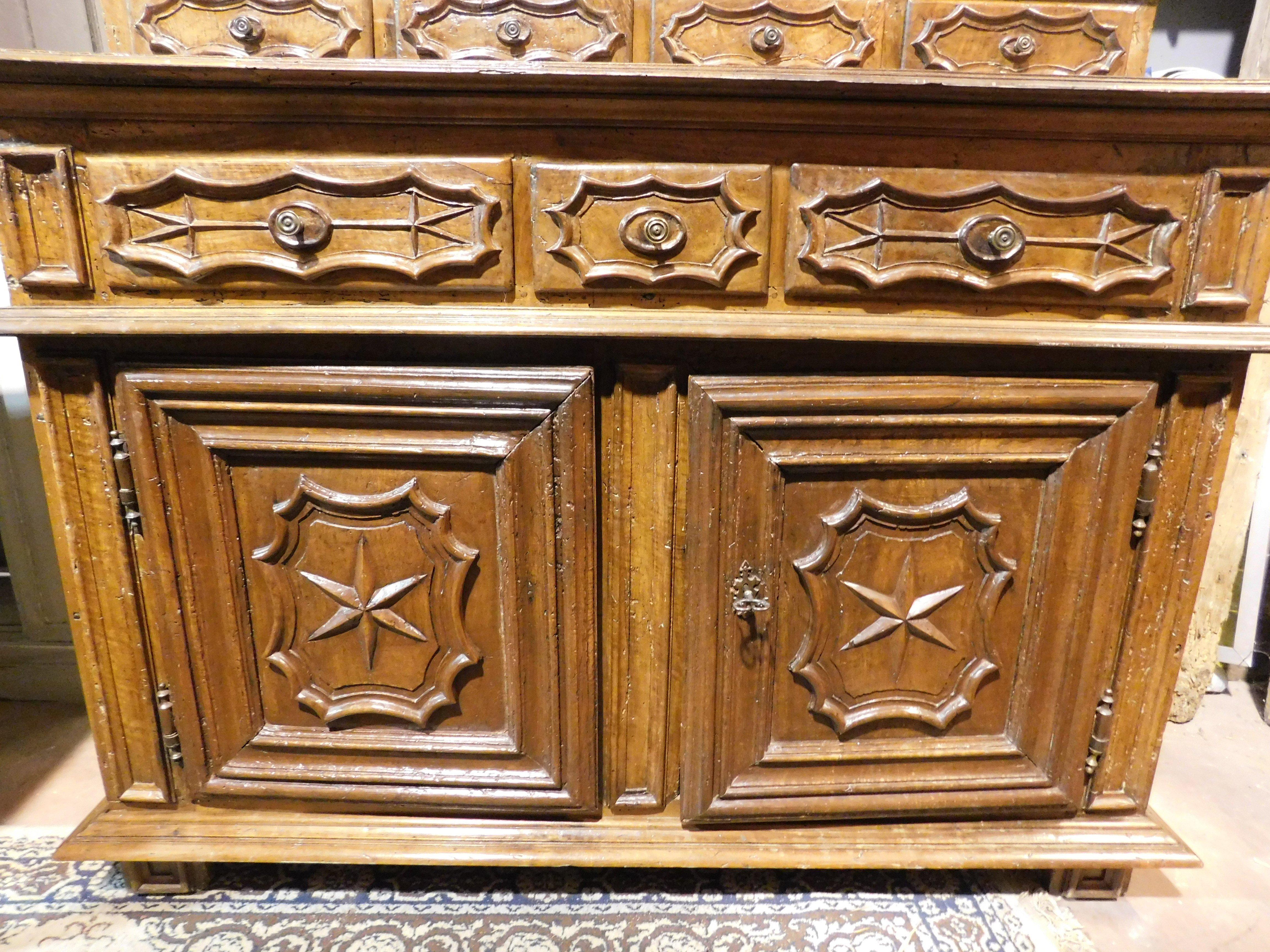 Alte Möbel, reich geschnitzter Tellerständer aus Nussbaumholz, aus Turin, Italien (19. Jahrhundert) im Angebot