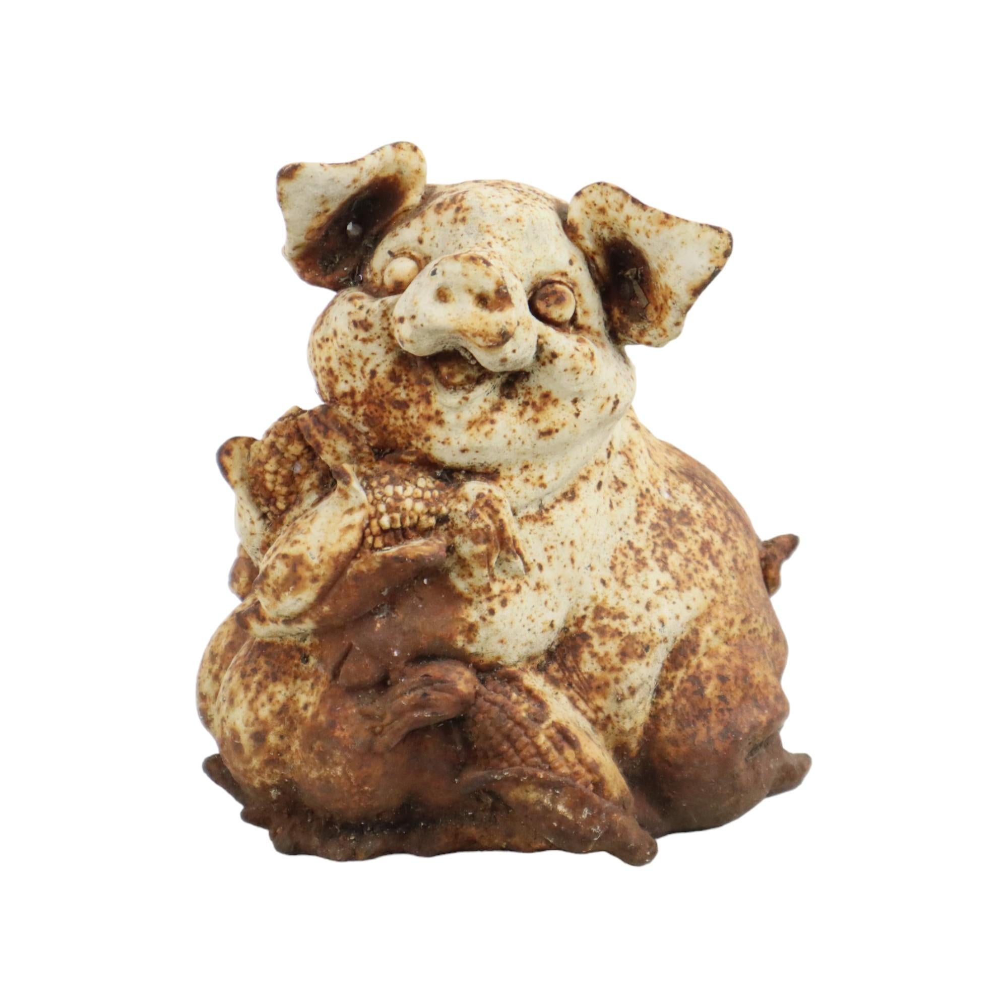 Bellissimo ornamento da giardino antico e pesante, statua di un simpatico maiale raffigurato con una zucca e pannocchie di mais, realizzato in ghisa, la statua ha una bella patina arrugginita, stimata prima metà del XX secolo.

In perfette