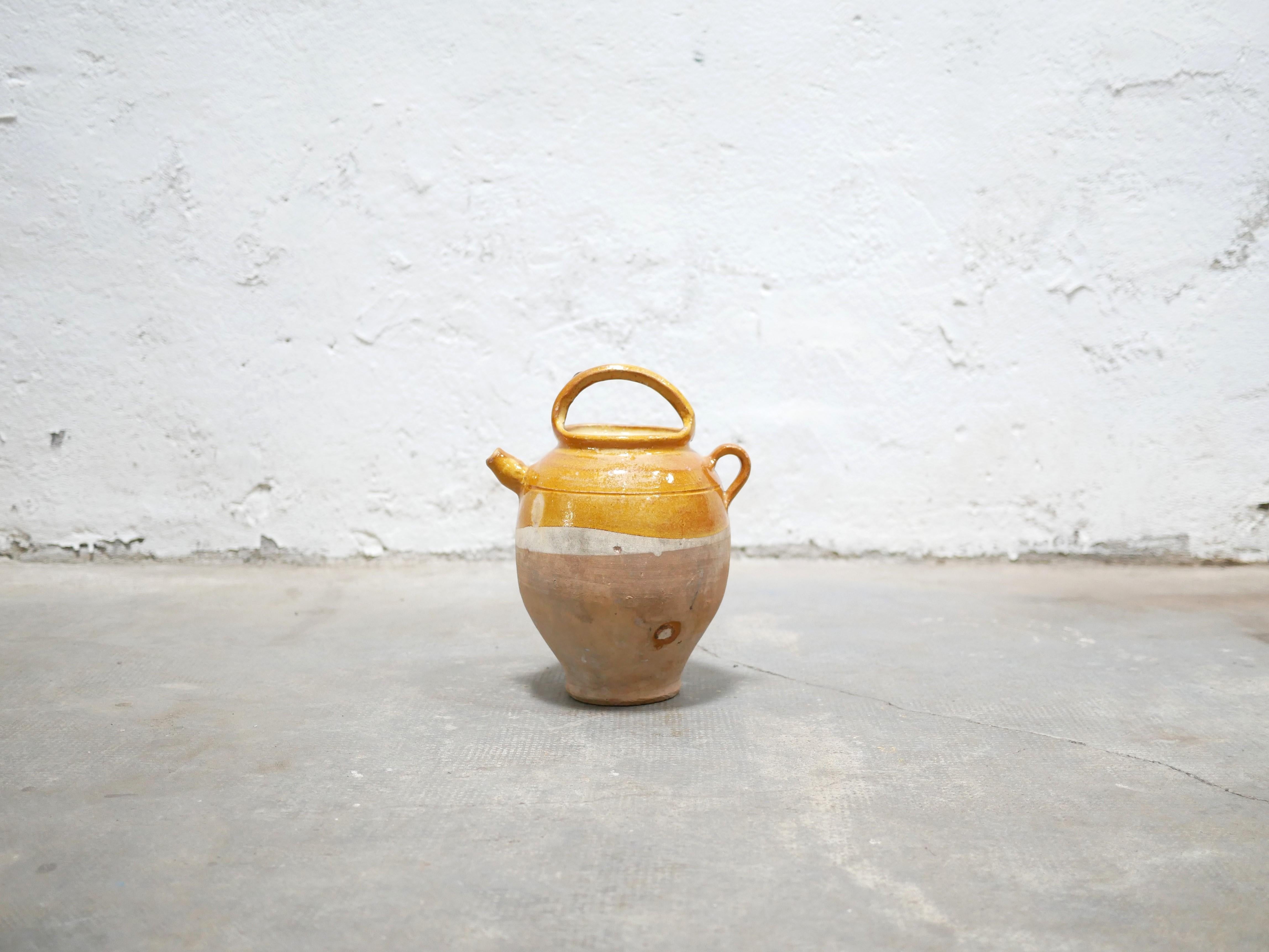 Glazed terracotta pot designed in France in the 1920s.

With its modern shape and its pretty bright and warm hue, this ceramic will be perfect in a natural, refined and delicate decoration.
We can simply imagine it placed on a shelf or piece of