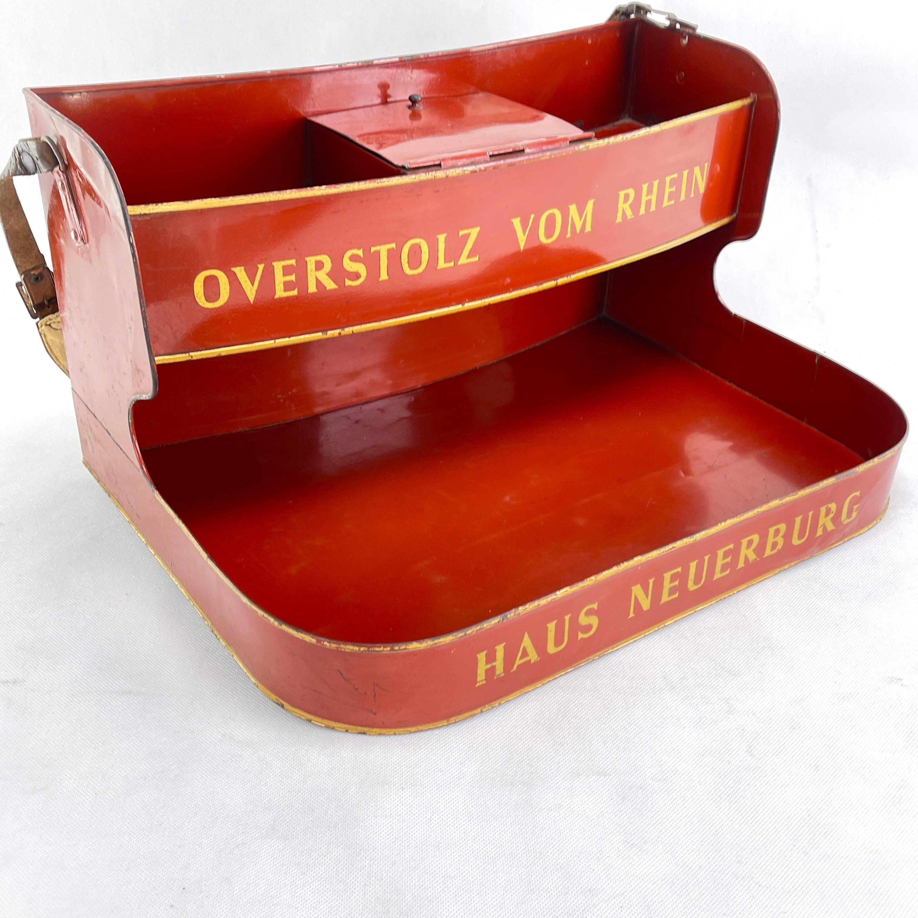 Old OVERSTOLZ Cigarettes Vendor's Tray - 1960s

The vintage vendor's tray by the OVERSTOLZ company from the Rhine is a real treasure for lovers of retro accessories and collectors of historical promotional items. This unique vendor's tray takes you