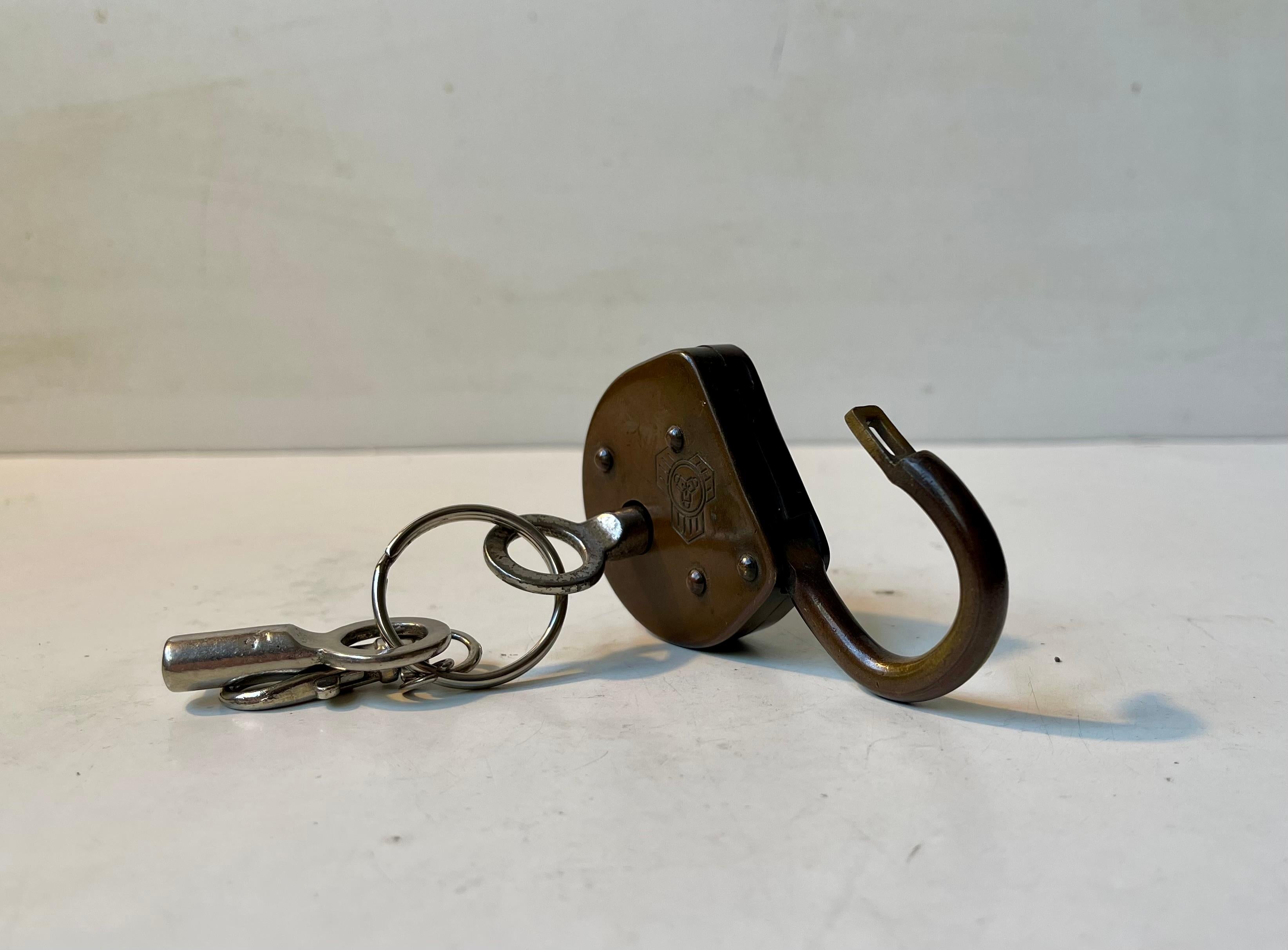 Un lucchetto Trilock originale degli anni '40 con le due chiavi originali. Realizzato in ottone e prodotto in Germania occidentale alla fine degli anni '40. Funziona bene ed è meccanicamente sano. Un pezzo di ispirazione Bauhaus costruito come un