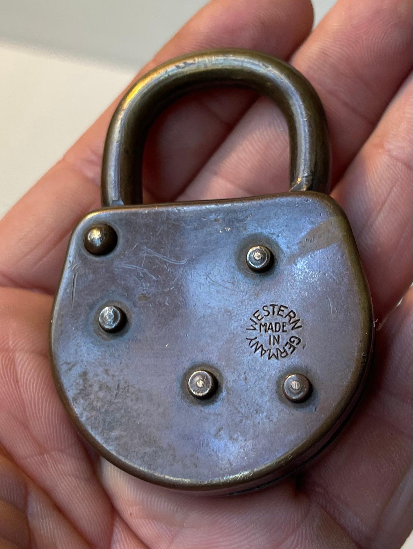 Tedesco Antico lucchetto tedesco a tre mandate in ottone patinato, anni '40 in vendita