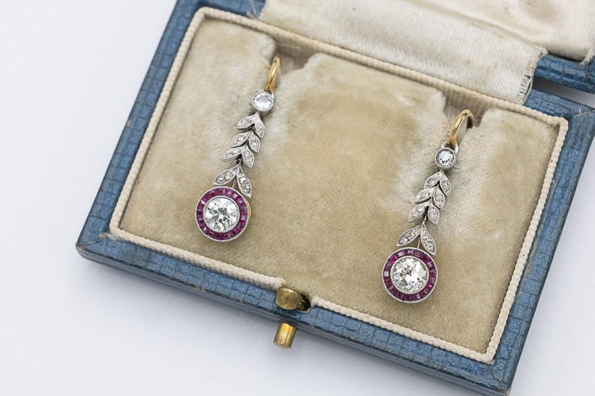 Orecchini unici in oro e platino con diamanti e rubini sintetici.

Realizzato in oro giallo 18 carati (finezza 0,750) e platino di alta qualità (0,900)

Il punto centrale è costituito da 2 diamanti taglio brillante antico del peso di circa 0,70 ct