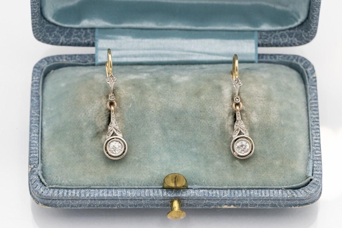 Donna Orecchini antichi in oro e platino con diamanti, prima metà del XX secolo. in vendita