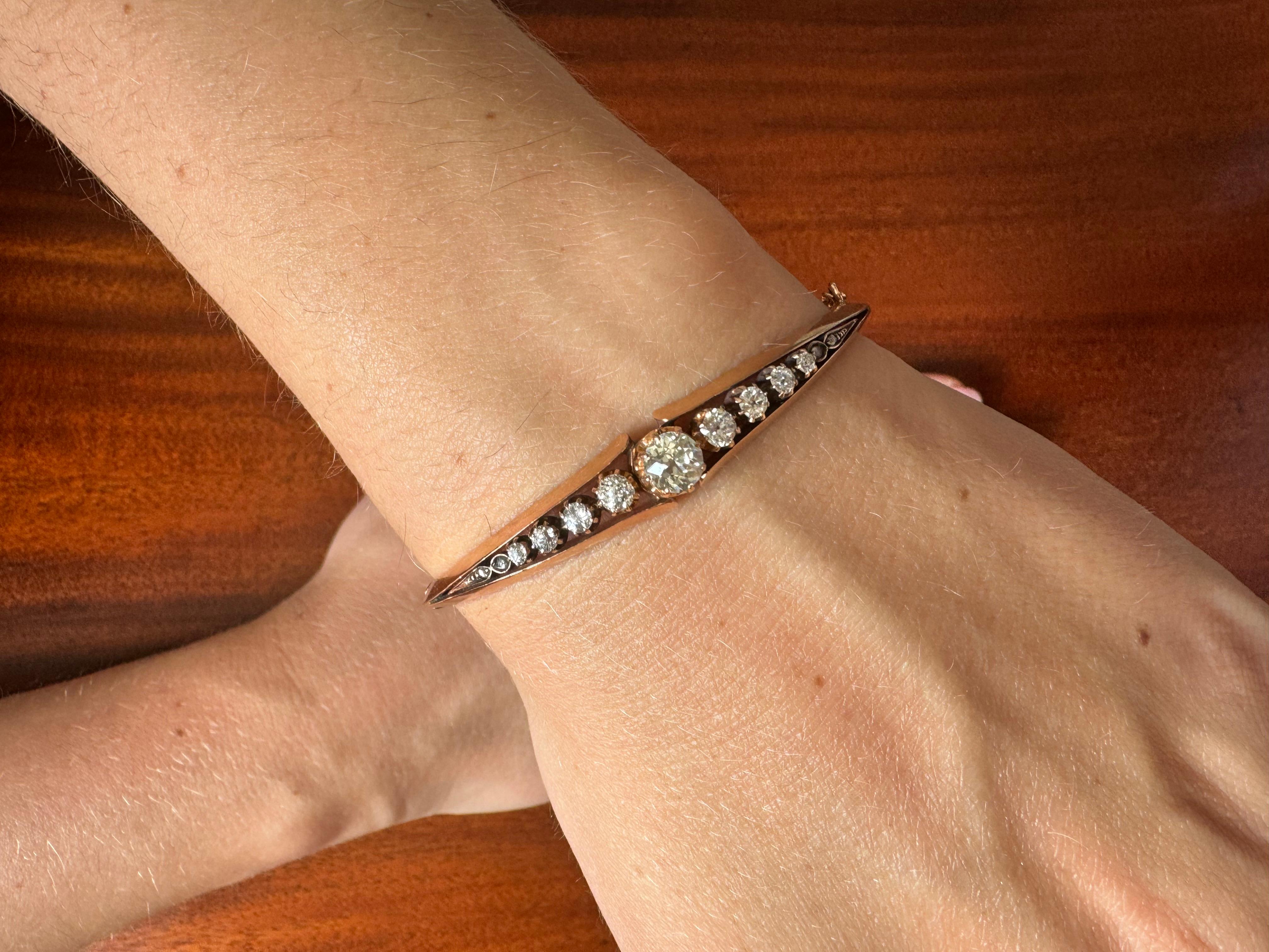 Bracelet en or jaune 500-580. Son point central est un diamant de taille brillant ancienne pesant 0,70ct (couleur K et pureté SI1). En outre, 8 diamants en taille brillant ancienne pesant 0,80ct et 4 petits diamants en taille rose pesant